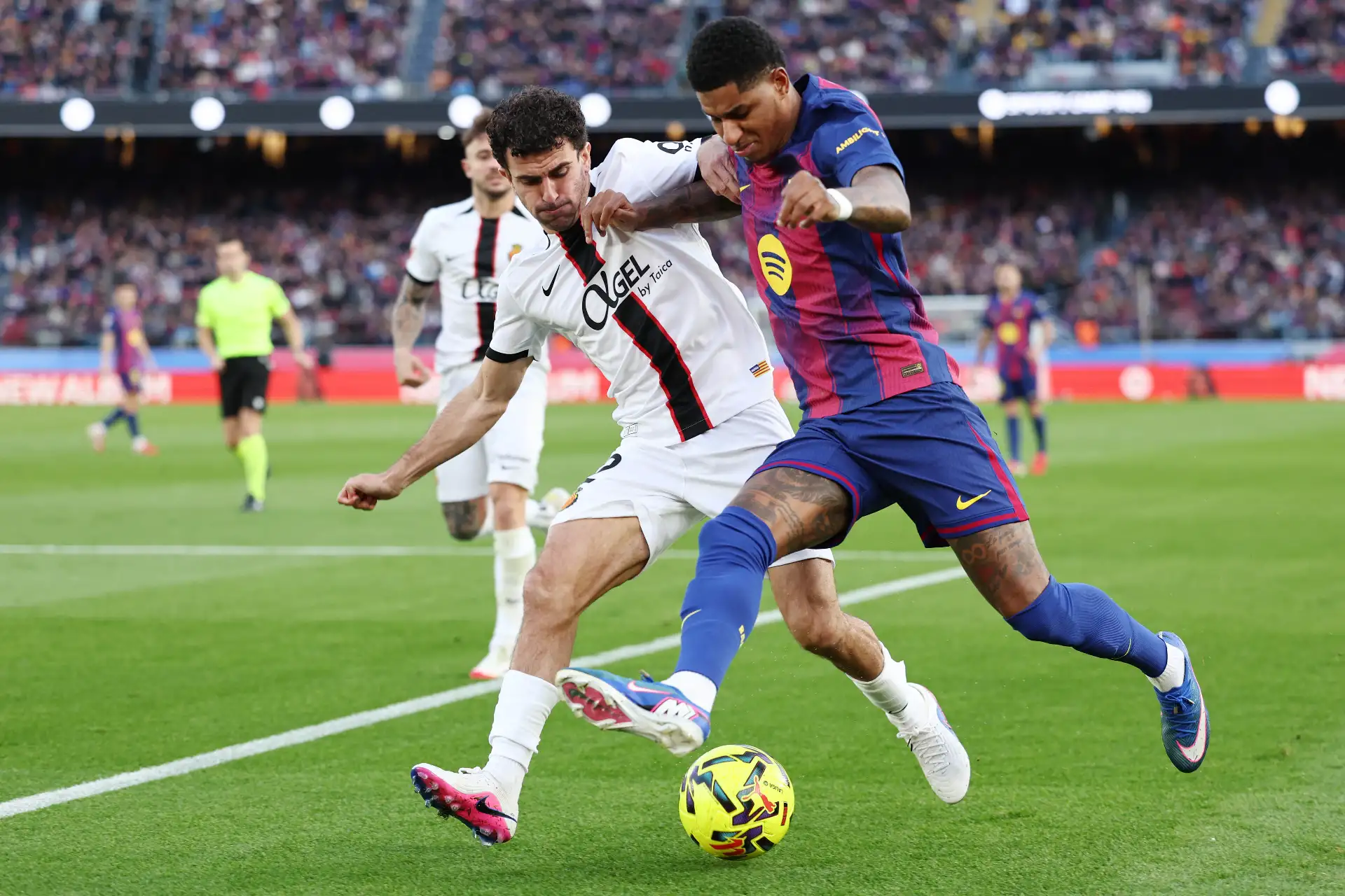 El defensa español  del Real Mallorca, Mateu Morey  y el delantero inglés  del Barcelona, ​​​​Marcus Rashford, disputaron el balón durante el partido de la liga española entre el FC Barcelona y el RCD Mallorca en el estadio Camp Nou de Barcelona.
Foto: AFP