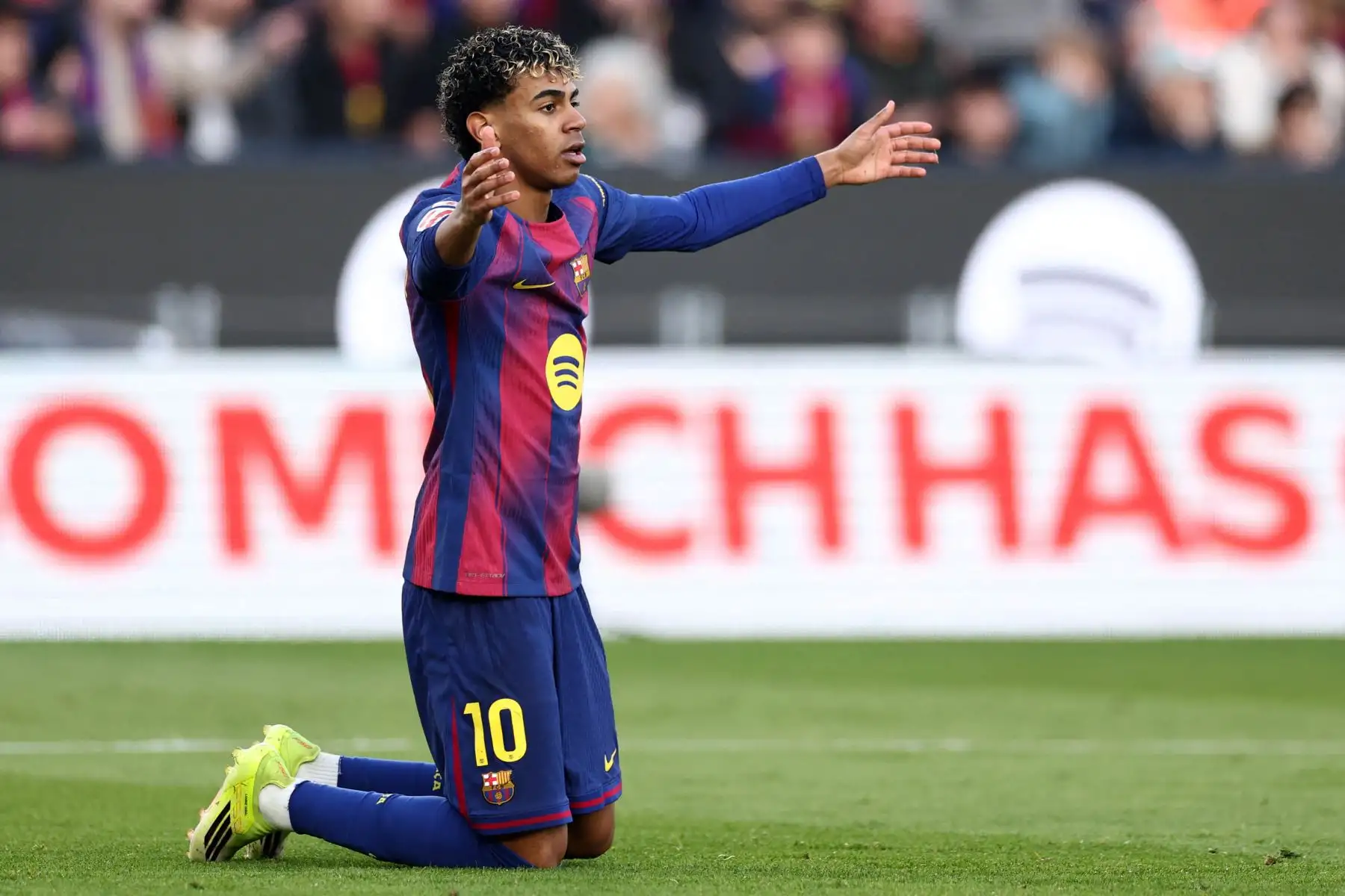 El delantero español del Barcelona, ​​Lamine Yamal, reacciona durante el partido de la liga española entre el FC Barcelona y el RCD Mallorca en el Estadio Camp Nou de Barcelona.
Foto: AFP