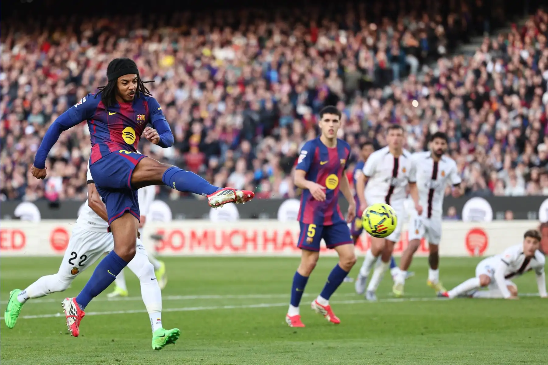 El defensa francés del Barcelona, ​​Jules Koundé, dispara durante el partido de la liga española entre el FC Barcelona y el RCD Mallorca en el estadio Camp Nou de Barcelona.
Foto: AFP