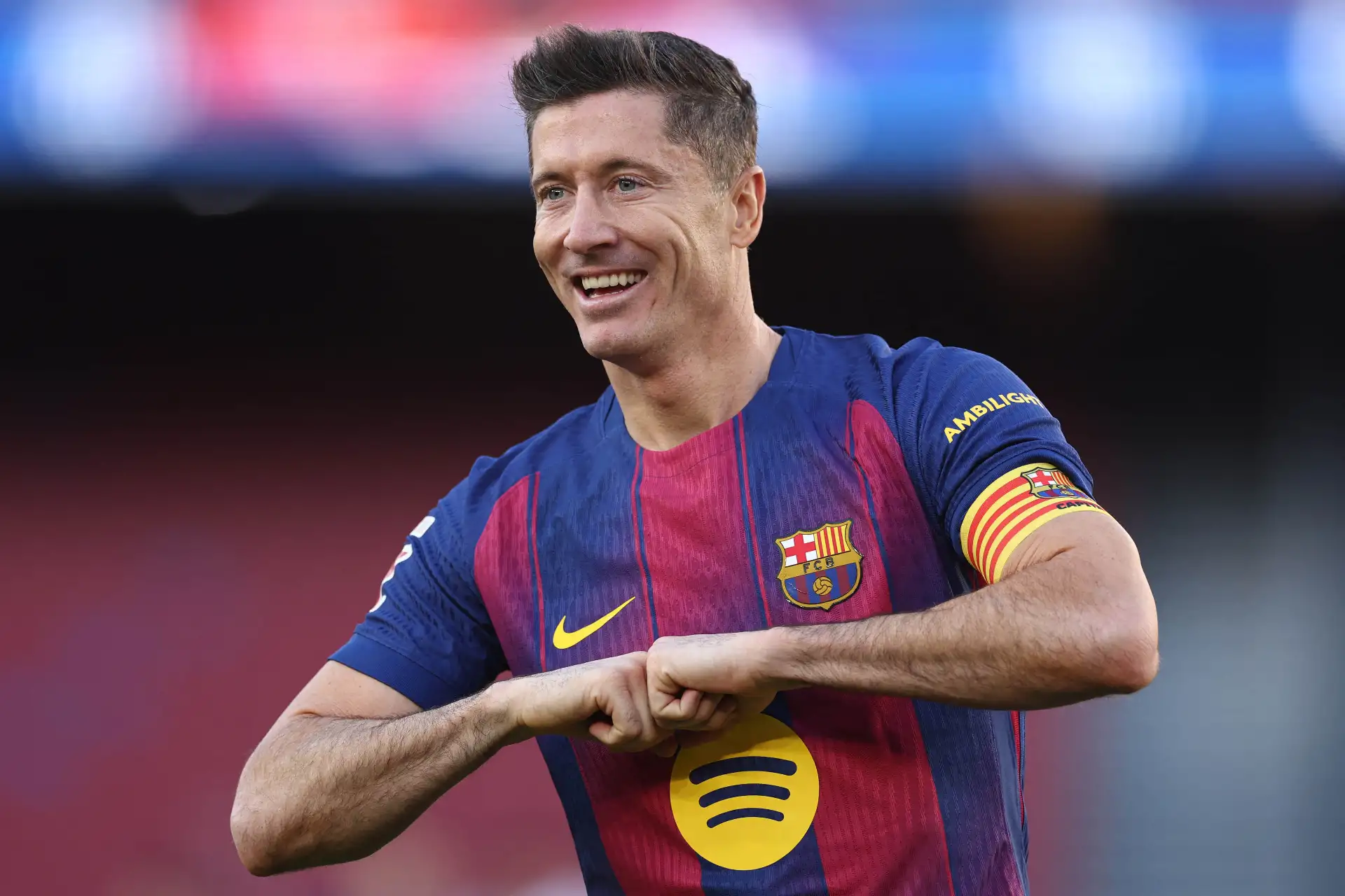 El delantero polaco  del Barcelona, ​​Robert Lewandowski, celebra el primer gol del partido de la liga española entre el FC Barcelona y el RCD Mallorca en el estadio Camp Nou de Barcelona.
Foto: AFP