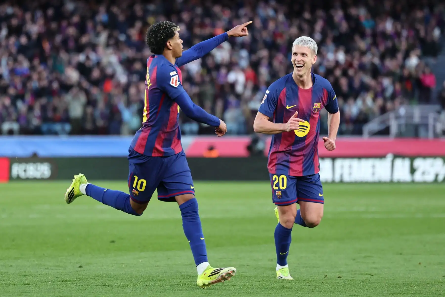 El delantero español del Barcelona, ​​Lamine Yamal, celebra el segundo gol de su equipo con el centrocampista español  del Barcelona, ​​Daniel Olmo, durante el partido de la liga española entre el FC Barcelona y el RCD Mallorca en el estadio Camp Nou de Barcelona.
Foto: AFP