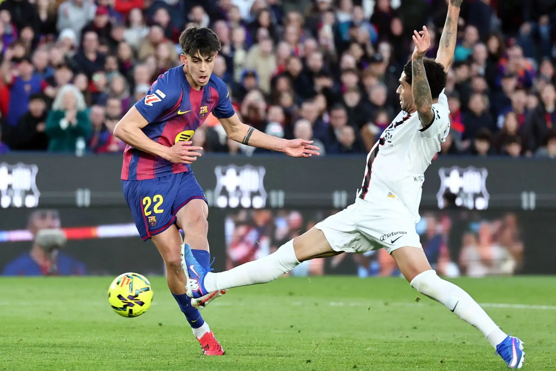 El centrocampista español  del Barcelona, ​​Marc Bernal, marca el tercer gol de su equipo durante el partido de la liga española entre el FC Barcelona y el RCD Mallorca en el estadio Camp Nou de Barcelona.
Foto: AFP