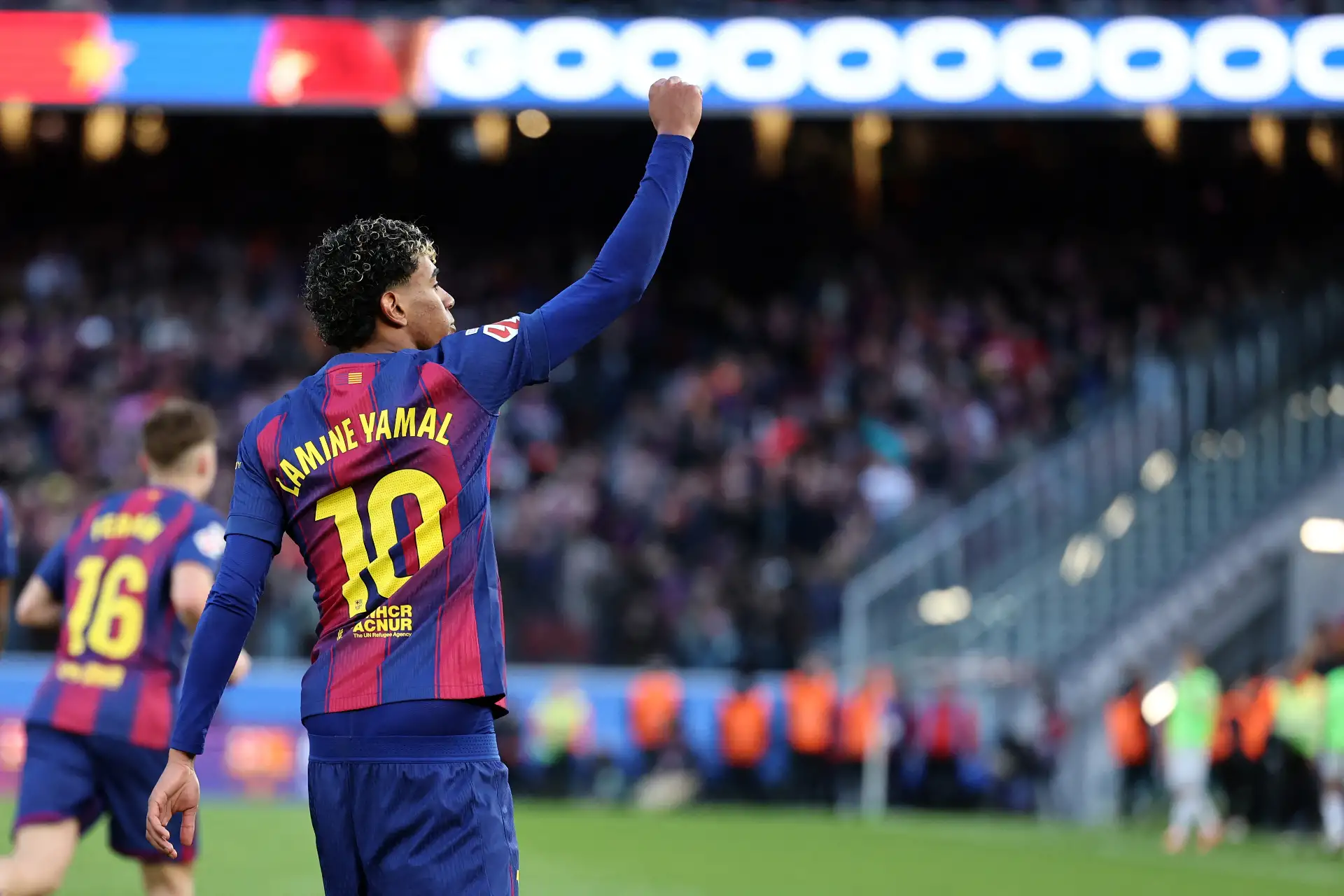El delantero español del Barcelona, ​​Lamine Yamal, celebra el segundo gol de su equipo durante el partido de la liga española entre el FC Barcelona y el RCD Mallorca en el Estadio Camp Nou de Barcelona.
Foto: AFP