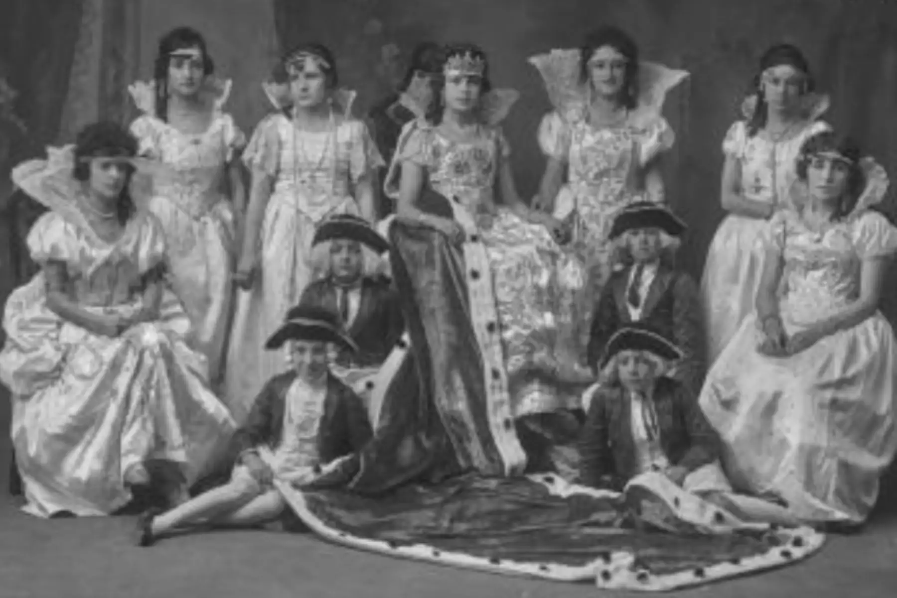 Retrato de Doris de La Torre Romainville, reina del carnaval del Cuzco junto a corte de honor. 1824.
Foto: Archivo Martín Chambi