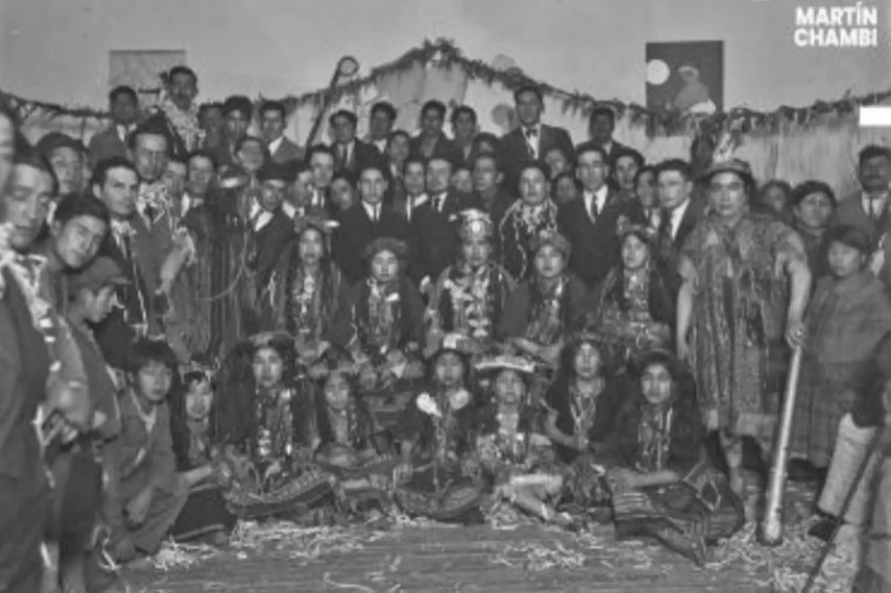 Retrato de Paula Ciprián, Reina de los Mercados junto a su corte de honor con presencia de miembros del Sindicato de los Mercados.
Foto: archivo Martín Chambi