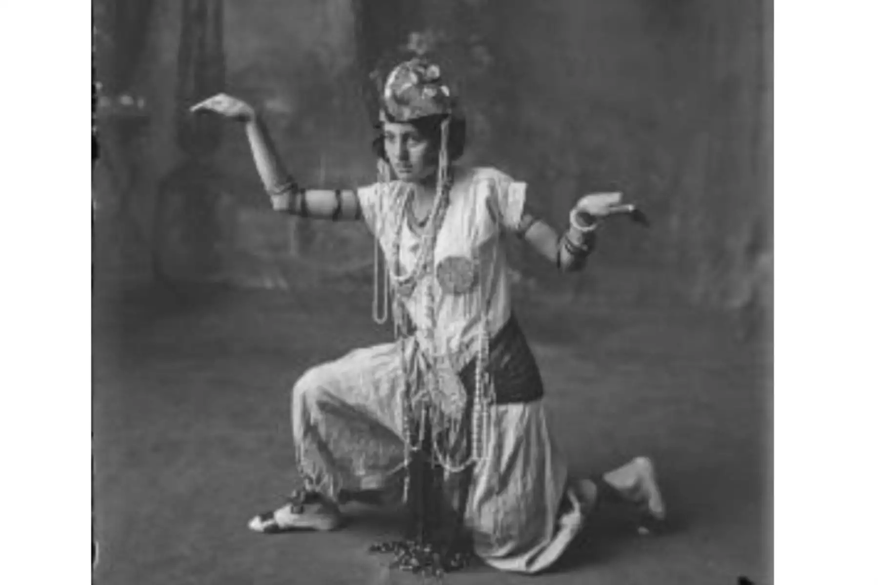 Retrato de joven no identificada en traje de carnaval en estudio fotográfico.
Foto: archivo Martín Chambi