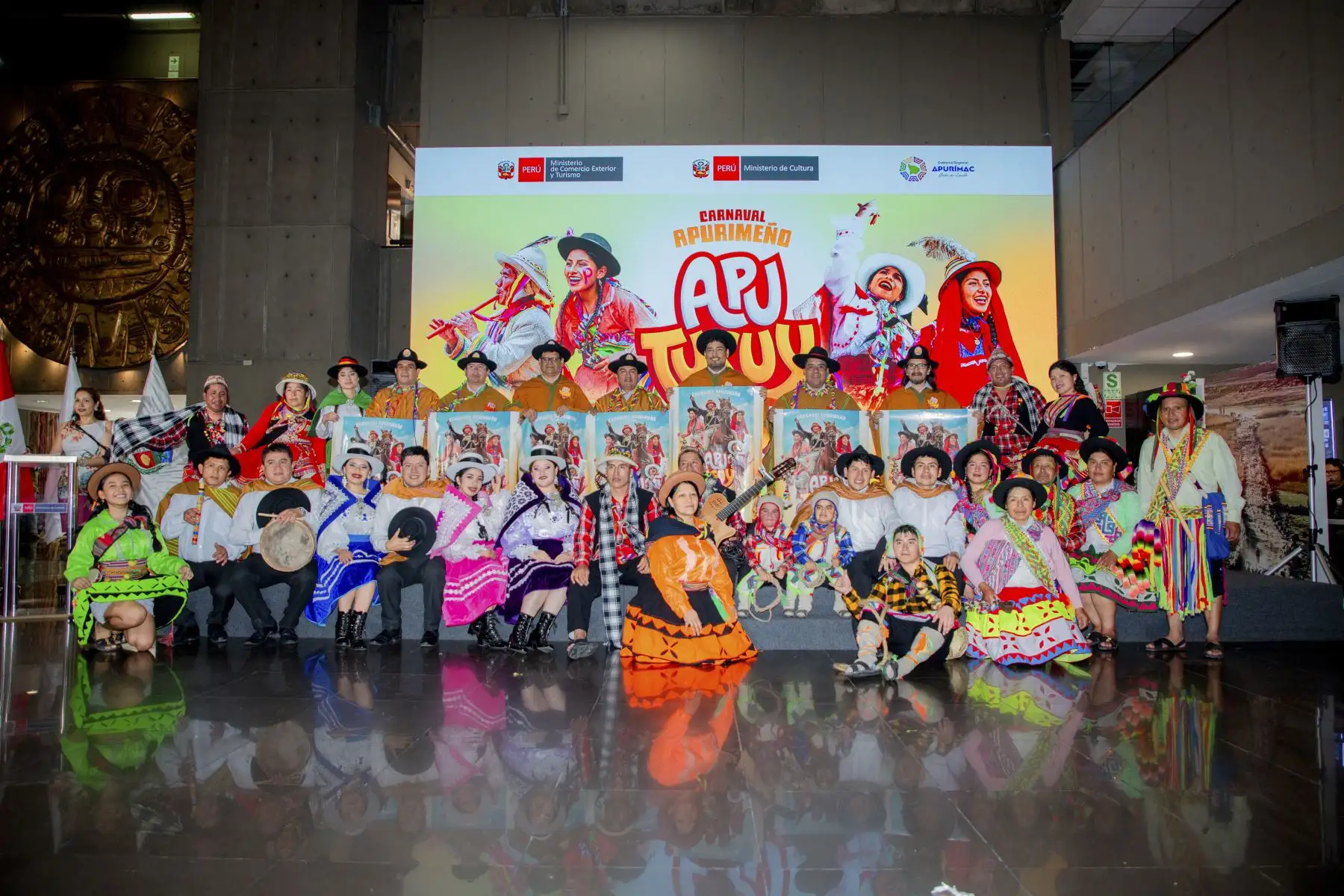 Finalmente, el gobernador subrayó que el impacto del carnaval trasciende el turismo, generando dinamismo en sectores como transporte, gastronomía, comercio, artesanía y entretenimiento, e invitó al público nacional e internacional a vivir la alegría, picardía y originalidad del Apu Tusuy, una de las fiestas más vibrantes de los Andes peruanos. Foto: Gore Apurímac