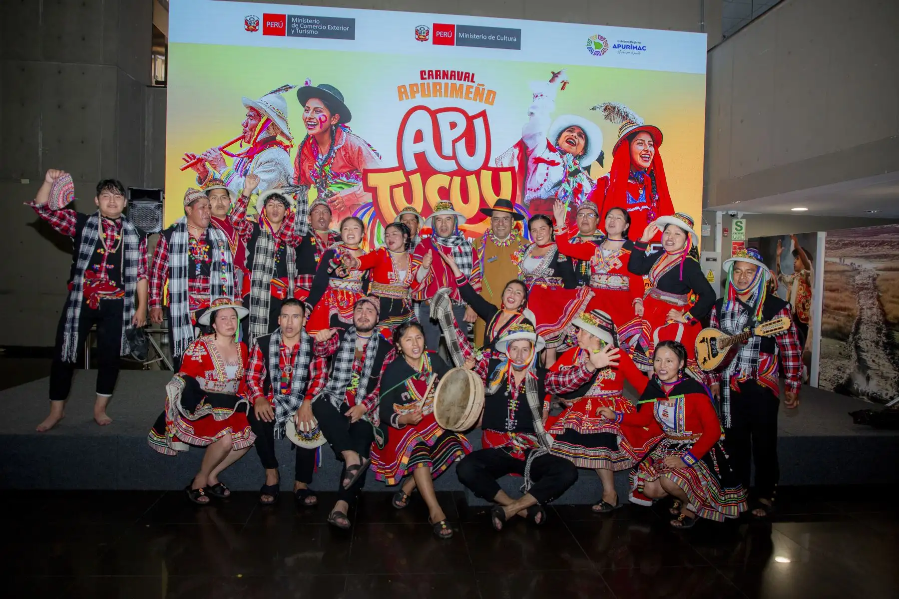 Por su parte, el viceministro de Cultura, Percy Barranzuela, resaltó la riqueza de las danzas andinas y sus atuendos multicolores, y felicitó la gestión regional por impulsar la revaloración de la cultura viva de los Andes. Foto: Gore Apurímac