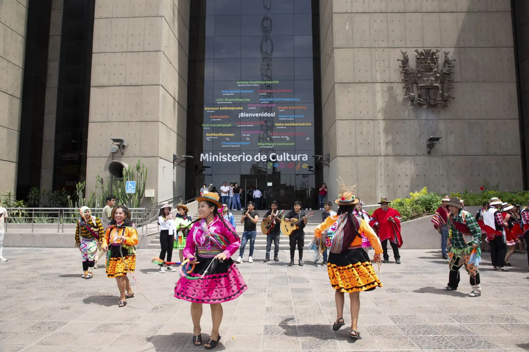 Quenas, guitarras, faldas, ponchos y sombreros acompañaron a las comparsas de comunidades campesinas y urbanas, que celebraron la vida y la identidad cultural apurimeña en un ambiente de júbilo colectivo. Foto: Gore Apurímac