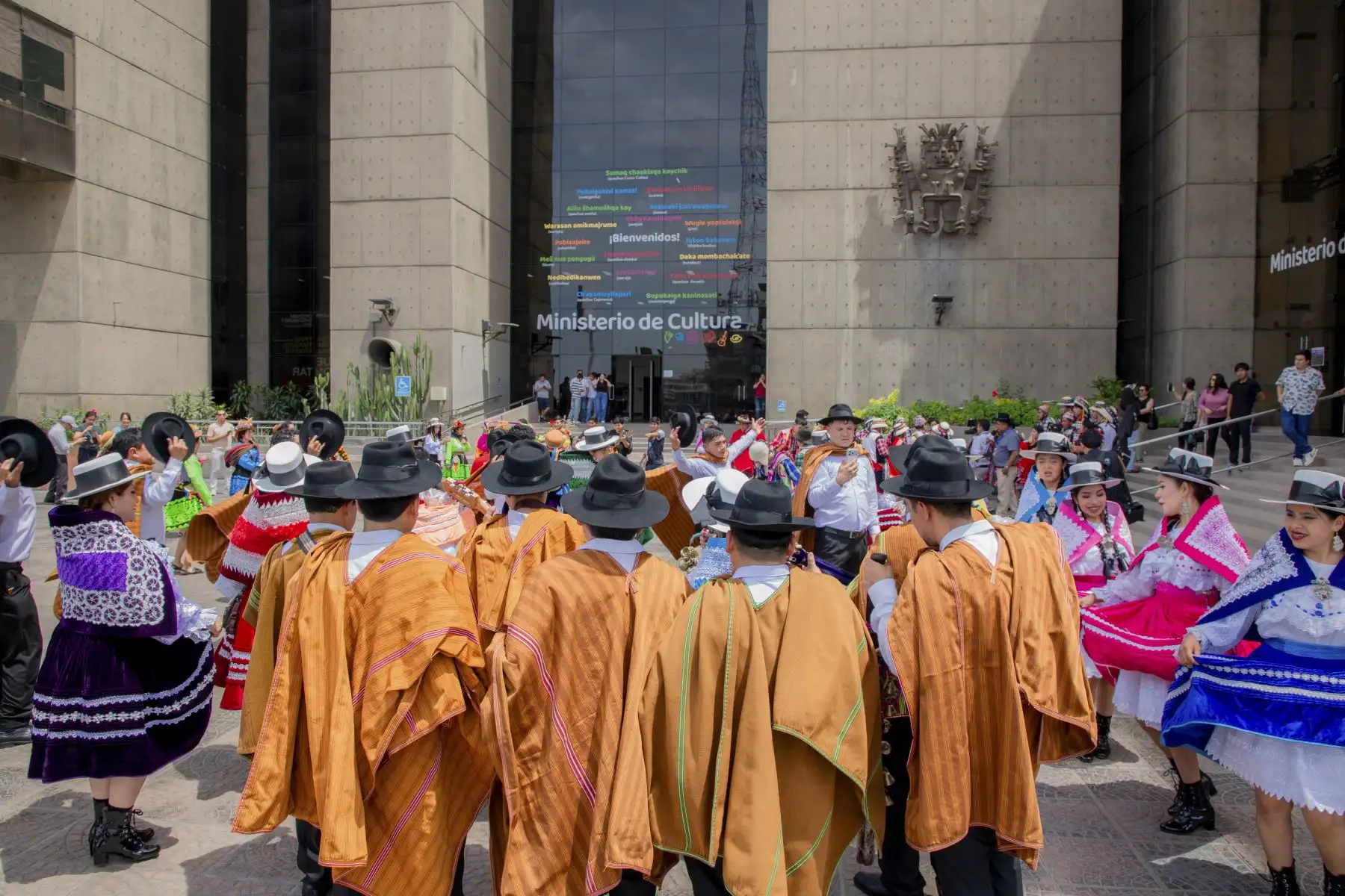 El lanzamiento estuvo marcado por un desfile de danzas tradicionales, música festiva y vestimentas ancestrales que, con su alegría y color, contagiaron al público asistente. Foto: Gore Apurímac