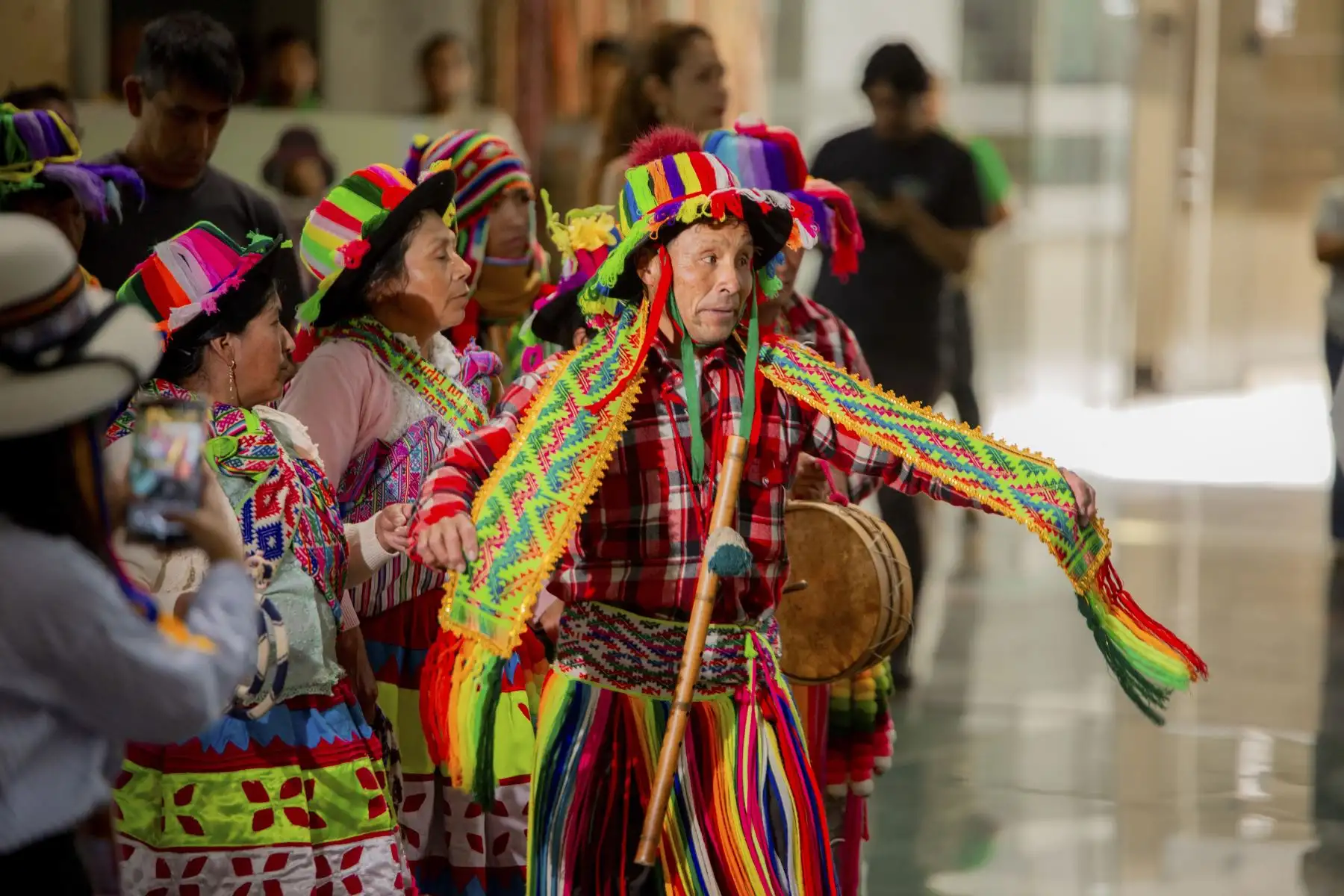 El gobernador regional de Apurímac, Percy Godoy Medina, destacó el crecimiento sostenido del carnaval, al recordar que en su primera edición recibió 50 mil visitantes, en la segunda 75 mil y que este año se espera alcanzar los 100 mil. Foto: Gore Apurímac