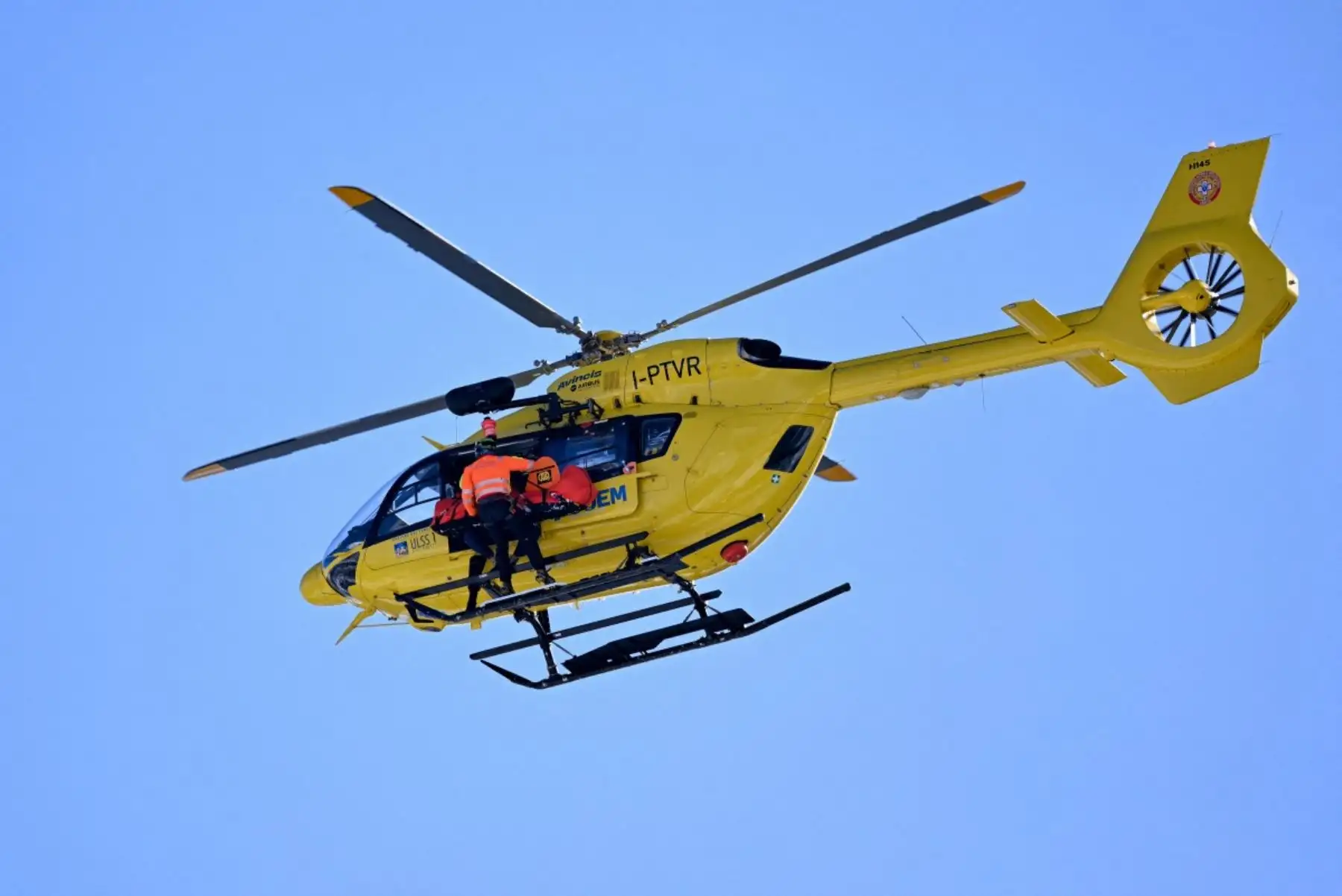 La esquiadora andorrana Cande Moreno es trasladada en helicóptero tras sufrir un accidente en la prueba de descenso femenino de los Juegos Olímpicos de Invierno Milán-Cortina 2026, en el Centro de Esquí Alpino de Tofane, en Cortina d’Ampezzo. Foto: AFP