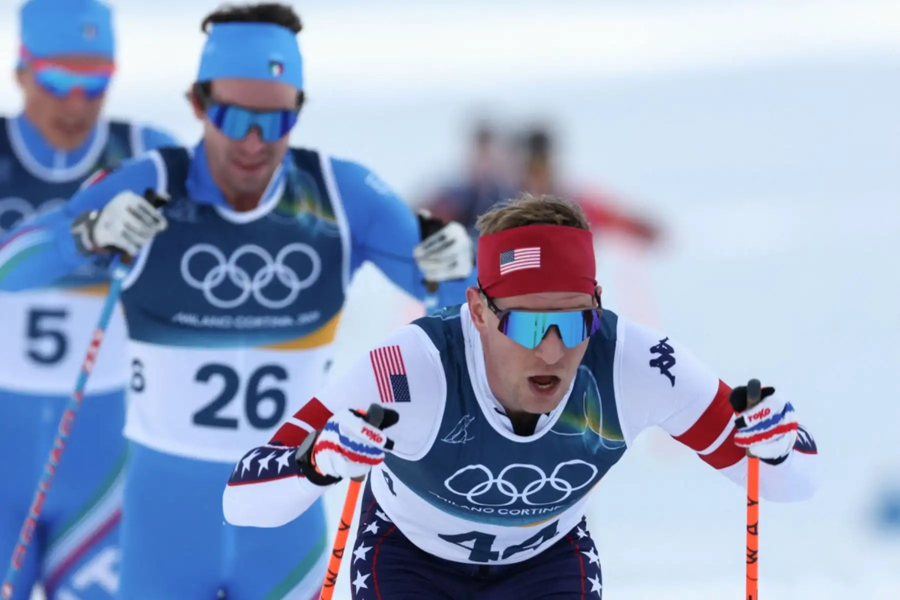 Los italianos Elia Barp y Martino Carollo, junto al estadounidense Hunter Wonders, compiten en la prueba masculina de skiathlon (10 km + 10 km) de esquí de fondo de los Juegos Olímpicos de Invierno Milán-Cortina 2026, en el Estadio de Esquí de Fondo de Tesero, en Lago di Tesero. Foto: AFP