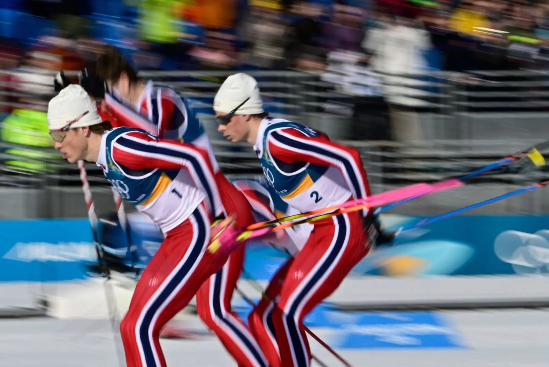 Los noruegos Johannes Høsflot Klæbo y Harald Østberg Amundsen compiten en la prueba masculina de skiathlon (10 km + 10 km) de esquí de fondo de los Juegos Olímpicos de Invierno Milán-Cortina 2026. Foto: AFP