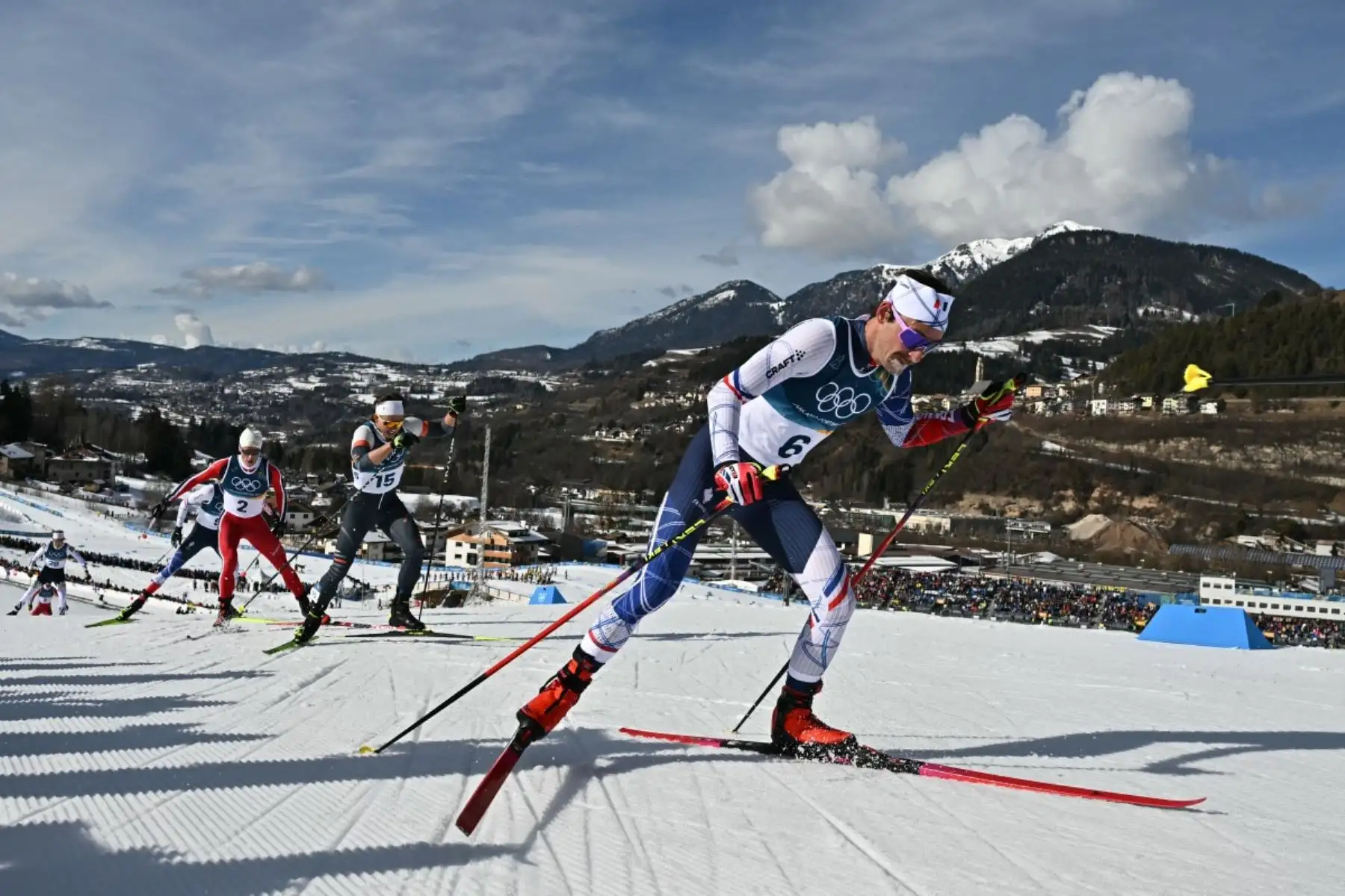 El noruego Harald Østberg Amundsen, el Atleta Neutral Individual Savelii Korostelev y el francés Hugo Lapalus compiten en la prueba masculina de skiathlon (10 km + 10 km) de esquí de fondo de los Juegos Olímpicos de Invierno Milán-Cortina 2026, en el Estadio de Esquí de Fondo de Tesero. Foto: AFP