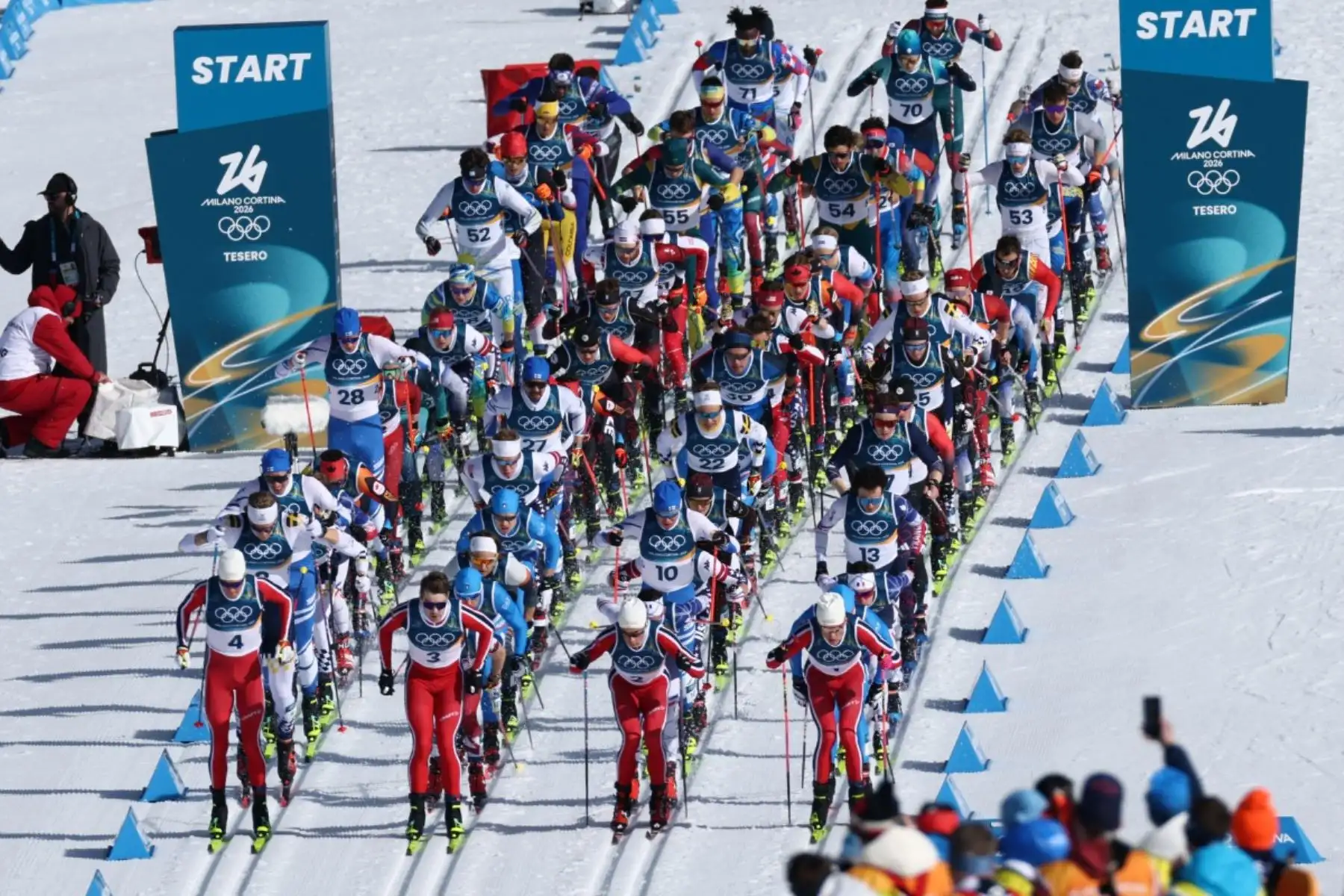 Los atletas toman la partida en la prueba masculina de skiathlon (10 km + 10 km) de esquí de fondo de los Juegos Olímpicos de Invierno Milán-Cortina 2026, en el Estadio de Esquí de Fondo de Tesero, en Lago di Tesero. Foto: AFP