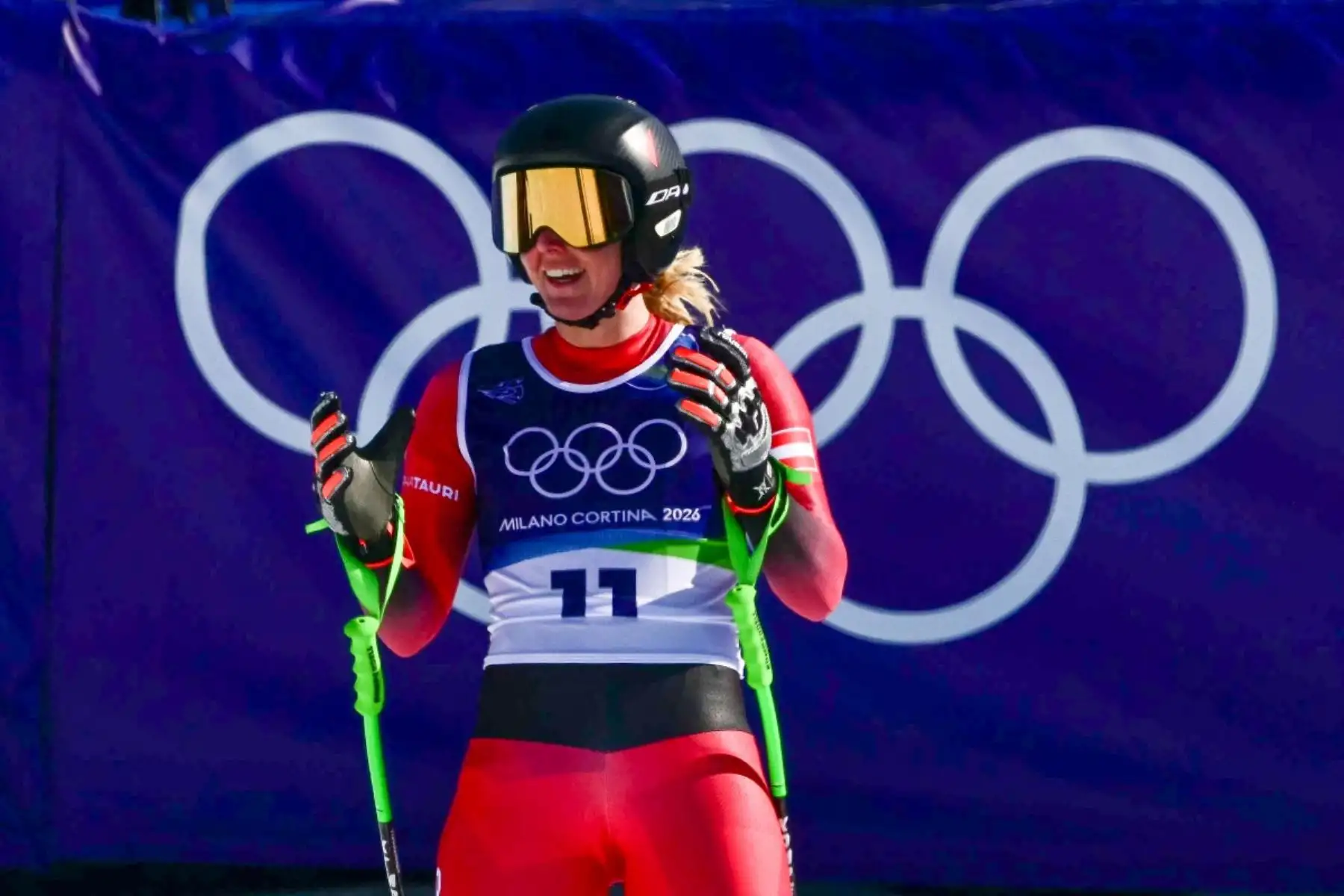La austríaca Cornelia Hütter reacciona en el área de meta tras su participación en la prueba de descenso femenino de los Juegos Olímpicos de Invierno Milán-Cortina 2026, en el Centro de Esquí Alpino de Tofane. Foto: AFP
