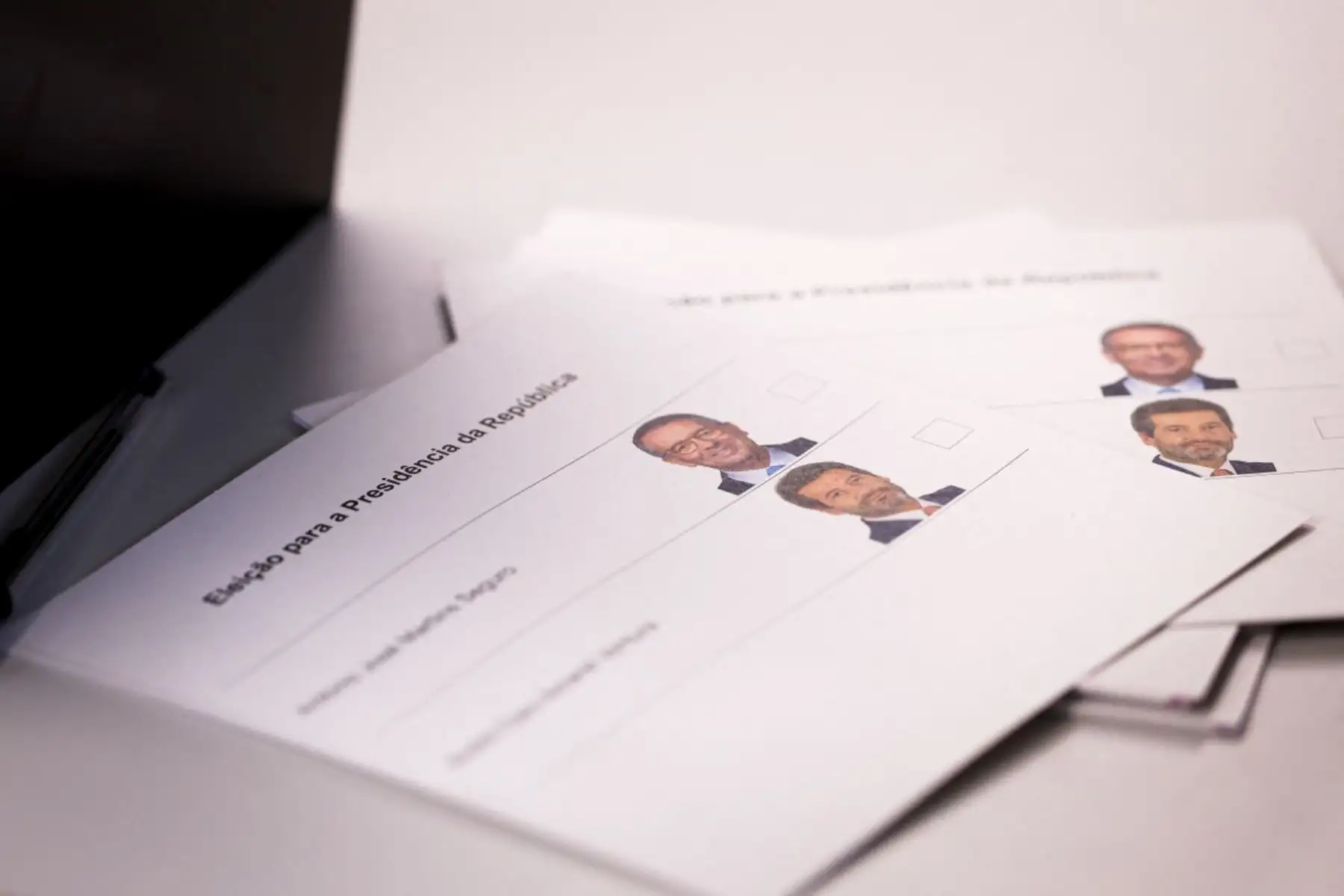 Papeletas con las fotografías de los dos candidatos a las elecciones presidenciales de Portugal se observan en un centro de votación en Lisboa. Foto: AFP