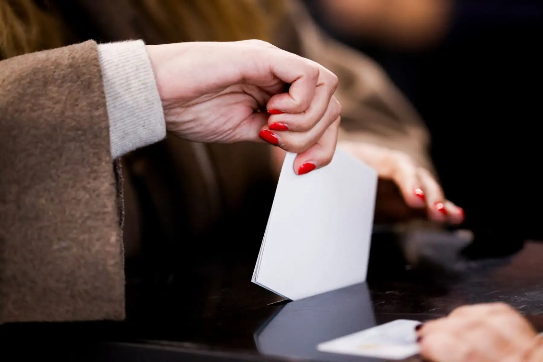Un elector deposita su voto en las elecciones presidenciales de Portugal en un centro de votación de Lisboa. Foto: AFP