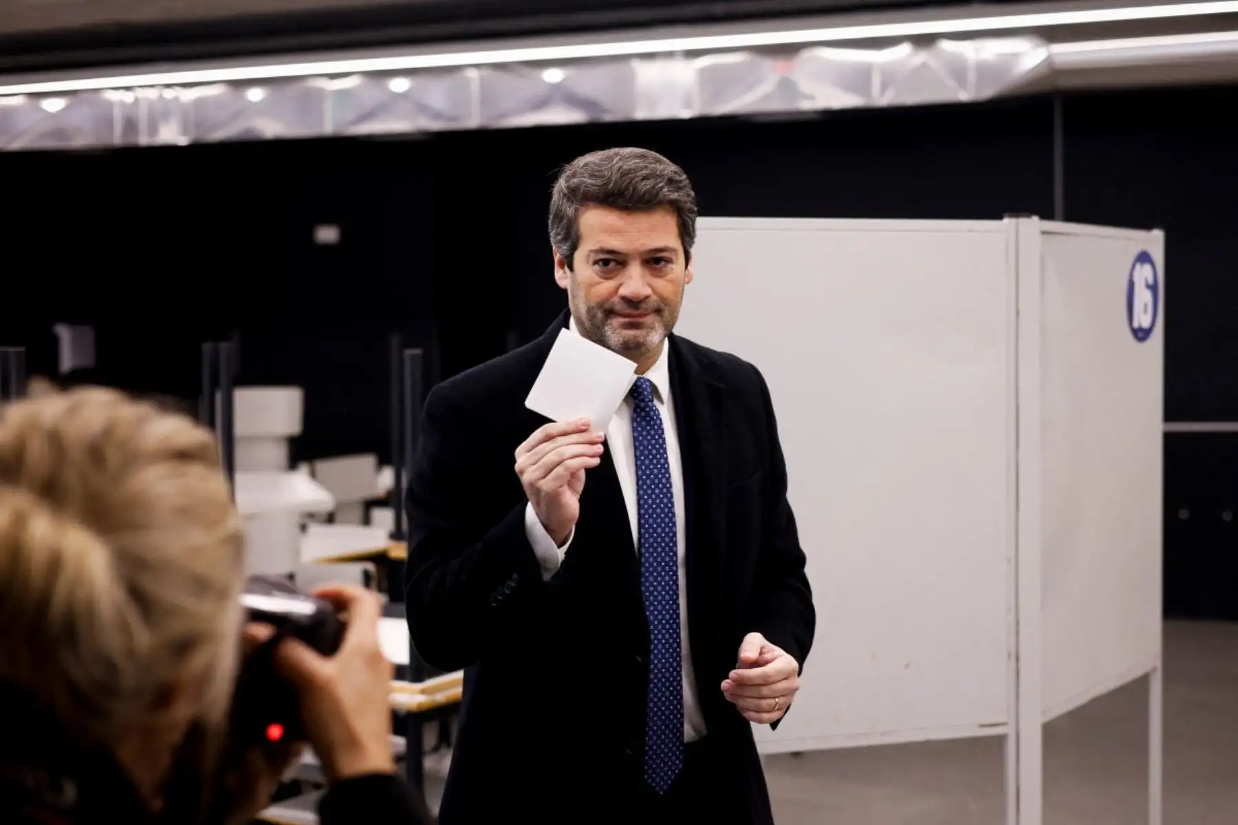 El candidato presidencial y líder del partido Chega, André Ventura, emite su voto en las elecciones presidenciales de Portugal en un centro de votación de Lisboa. Foto: AFP
