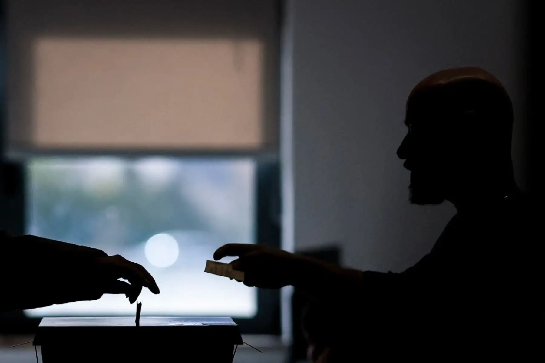 Un hombre deposita su voto en las elecciones presidenciales de Portugal en un centro de votación de Caldas da Rainha, al norte de Lisboa. Foto: AFP