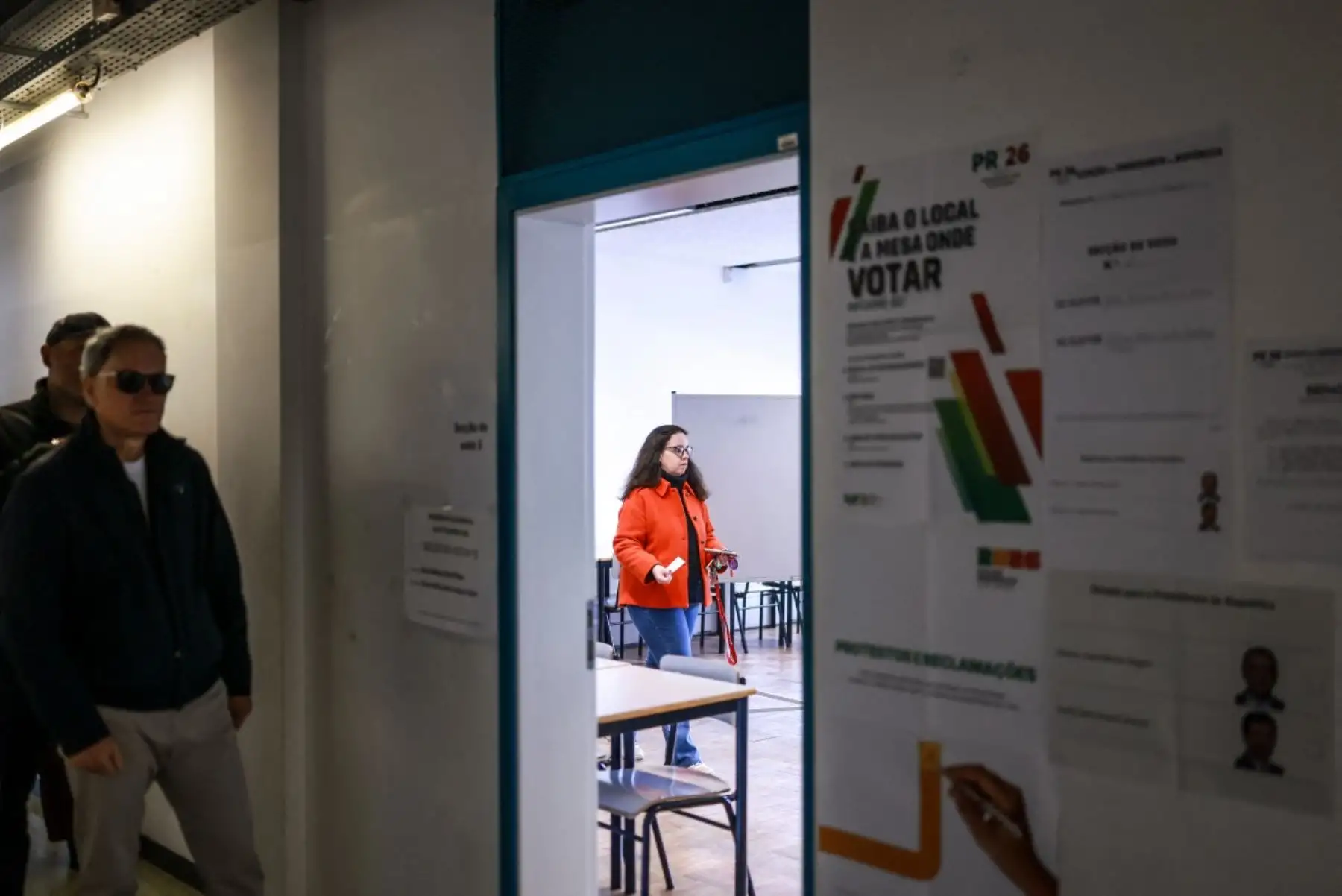 Una mujer deposita su voto en las elecciones presidenciales de Portugal en un centro de votación de Caldas da Rainha, al norte de Lisboa. Foto:AFP