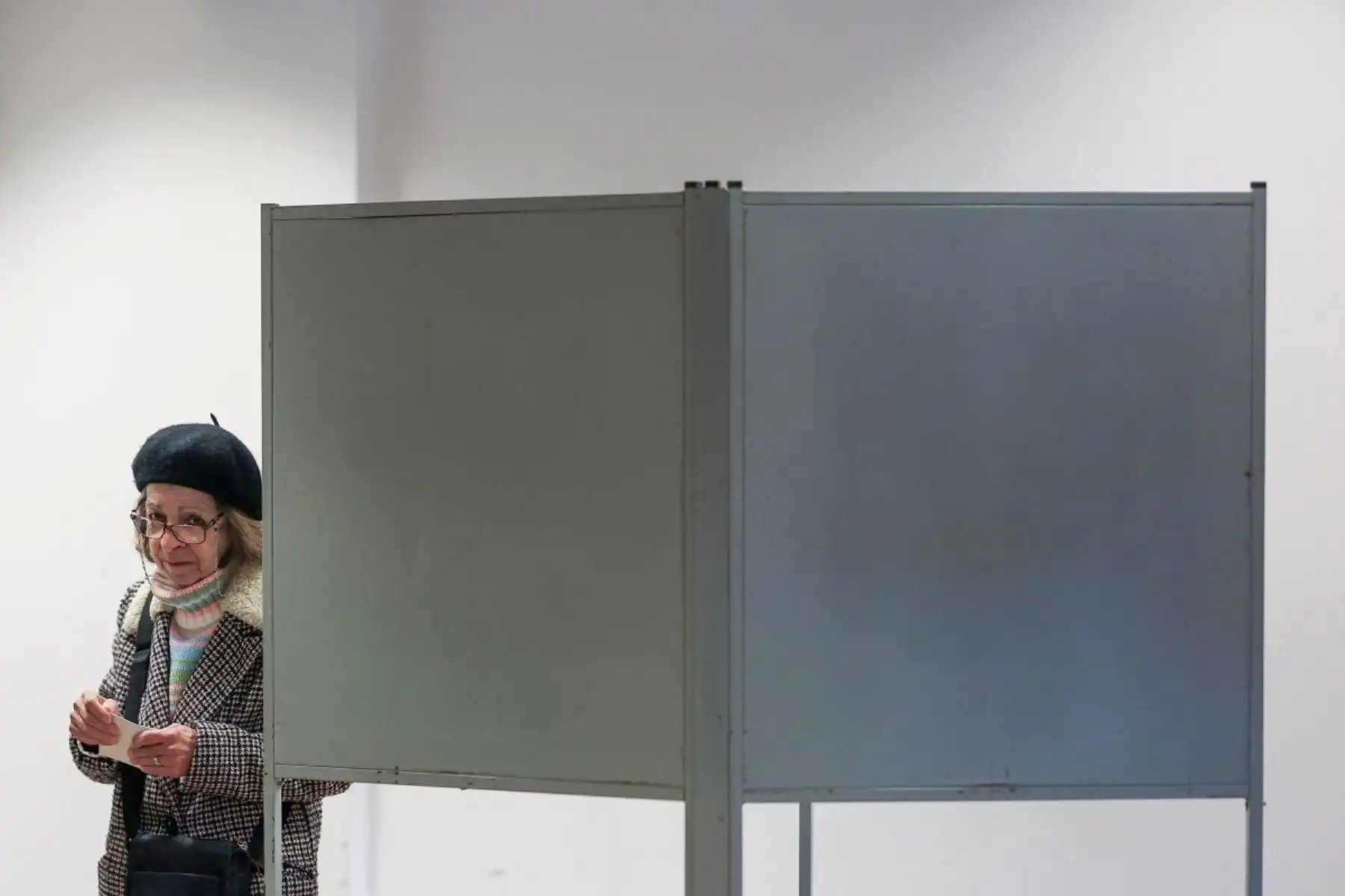 Personas llegan para emitir su voto en las elecciones presidenciales de Portugal en un centro de votación de Caldas da Rainha, al norte de Lisboa. Foto: AFP