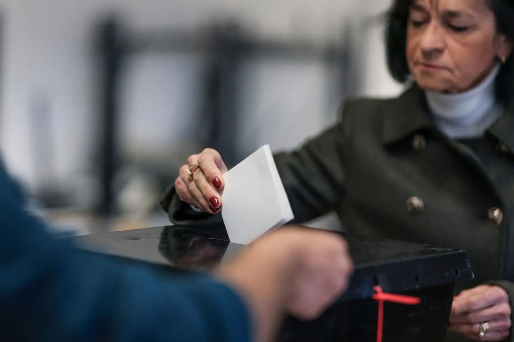 Personas llegan para emitir su voto en las elecciones presidenciales de Portugal en un centro de votación de Caldas da Rainha, al norte de Lisboa. Foto: AFP