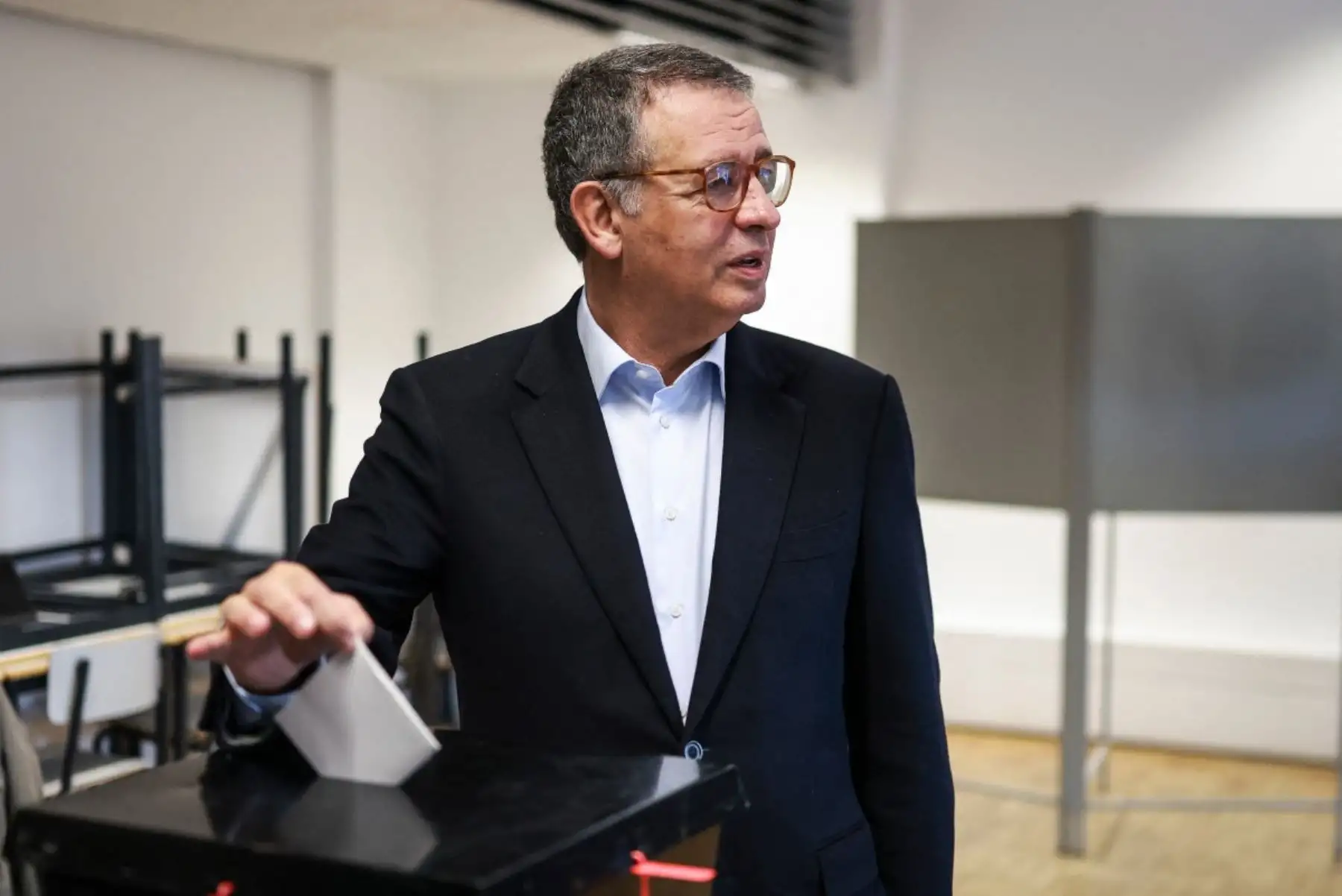 El candidato presidencial socialista António José Seguro emite su voto en las elecciones presidenciales de Portugal en un centro de votación de Caldas da Rainha, al norte de Lisboa. Foto: AFP