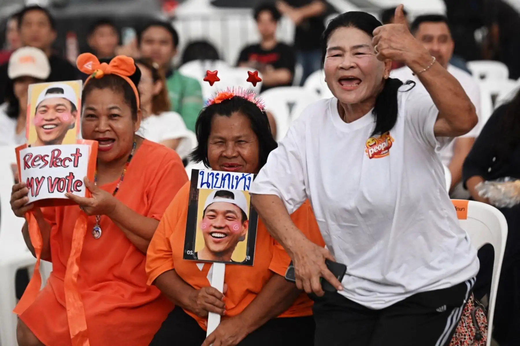Simpatizantes del People’s Party celebran en la sede del partido, en Bangkok, a medida que se conocen los resultados tras el cierre de las urnas en las elecciones generales de Tailandia. Foto: AFP