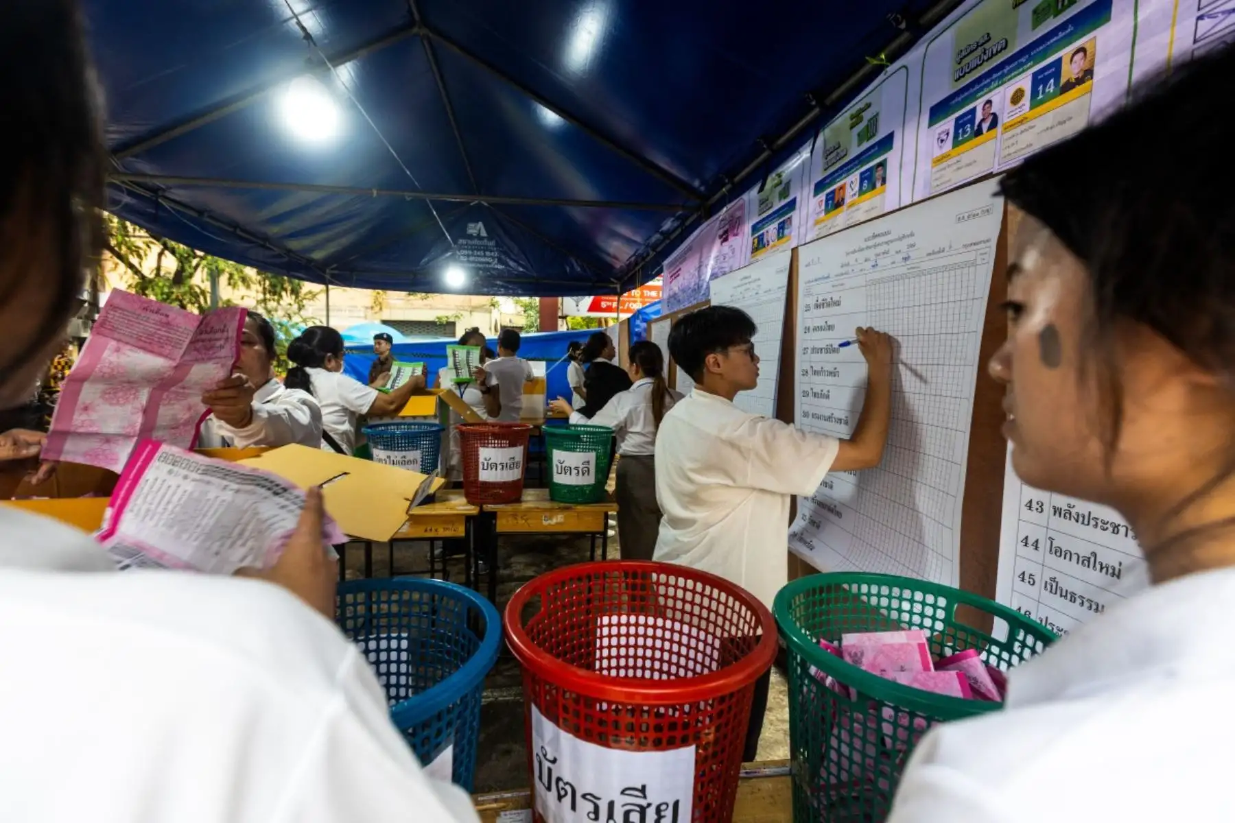 Conteo de los votos de las elecciones generales de Tailandia en un centro de votación de Bangkok. Foto: AFP