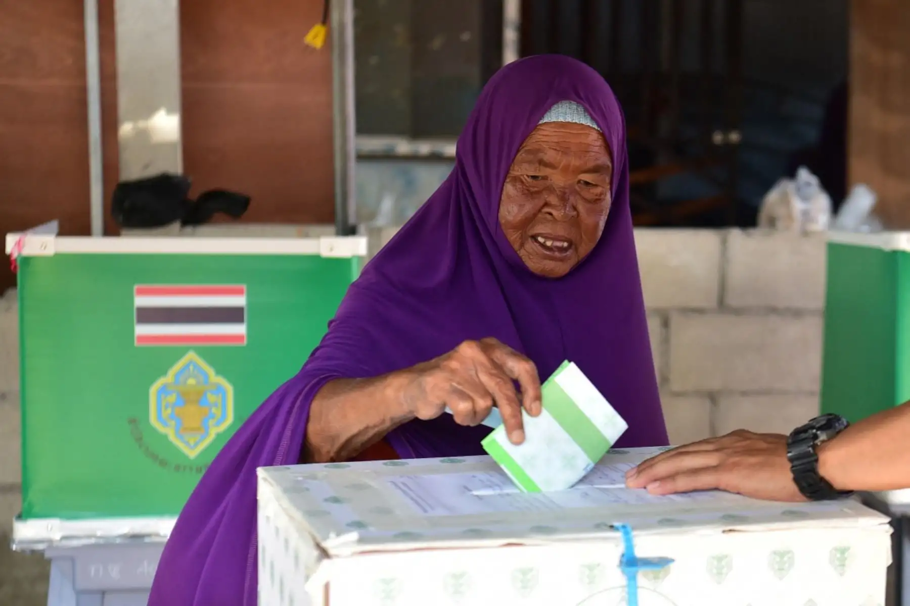 Una electora deposita su voto en las elecciones generales de Tailandia en un centro de votación de Narathiwat, en el sur del país. Foto: AFP