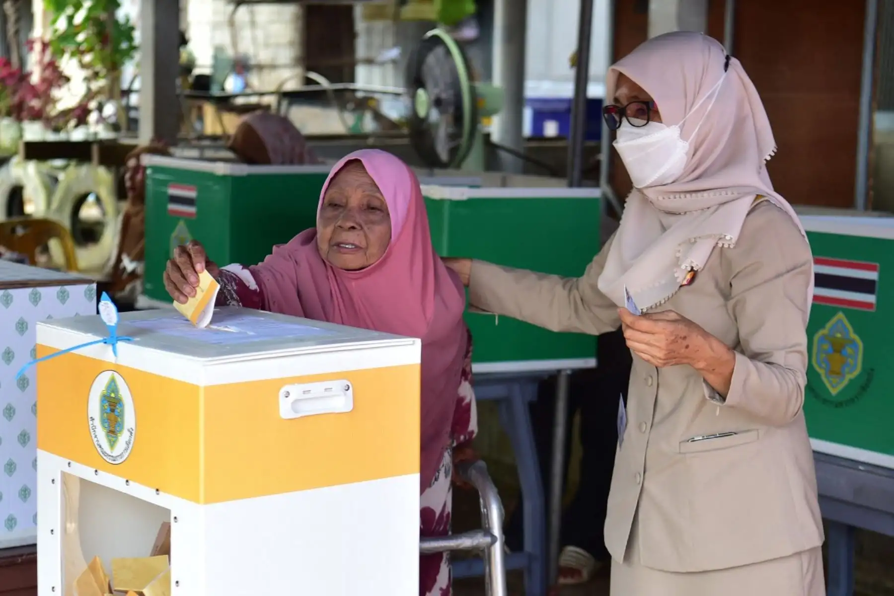 Electora depositan su voto en las elecciones generales de Tailandia en un centro de votación de Narathiwat, en el sur del país. Foto: AFP