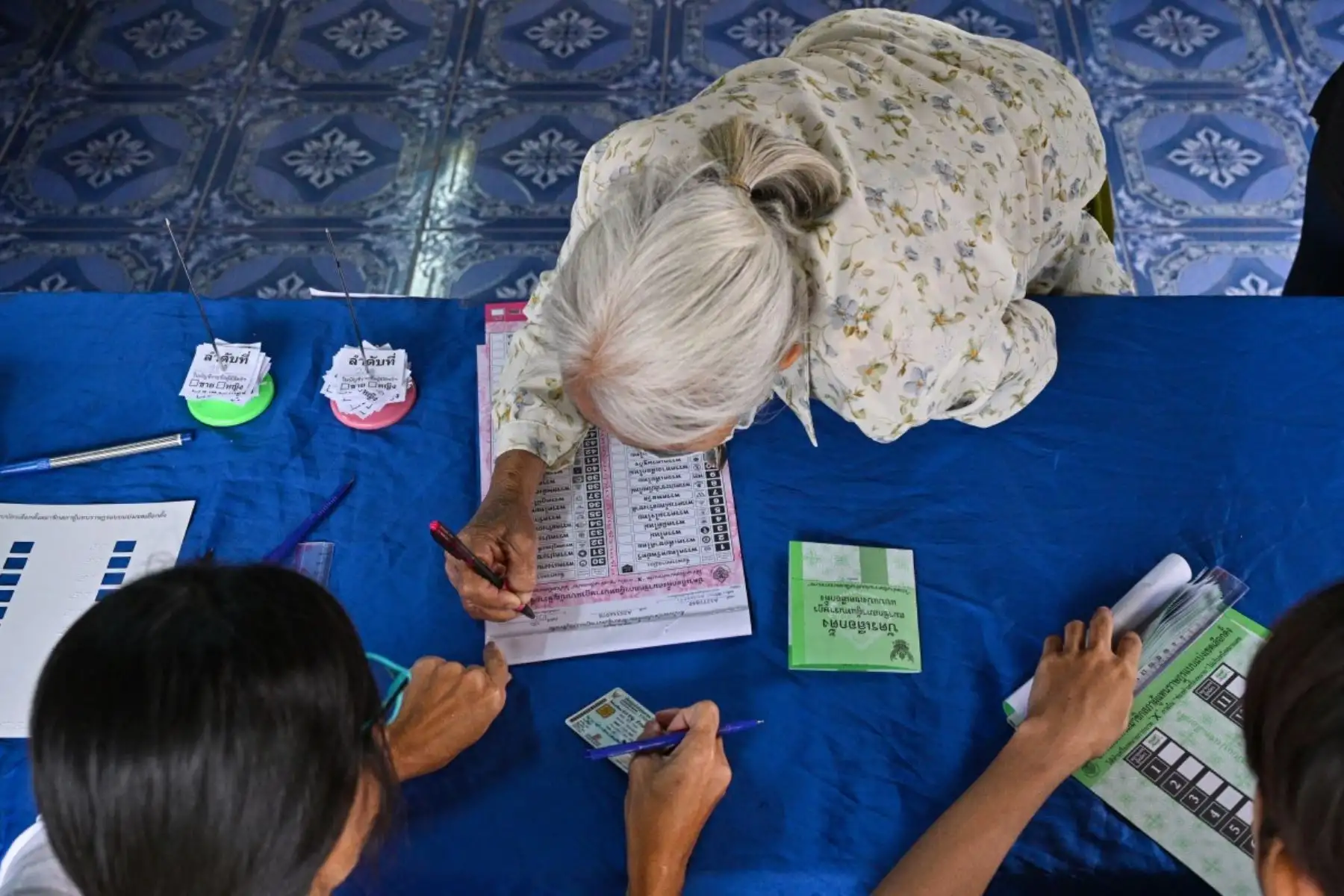 Electoras depositan su voto en las elecciones generales de Tailandia en un centro de votación de Narathiwat, en el sur del país. Foto: AFP