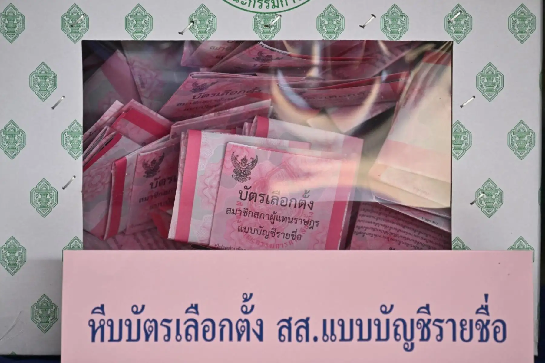 Los votos emitidos en las elecciones generales de Tailandia se observan en una urna en Buriram. Foto: AFP