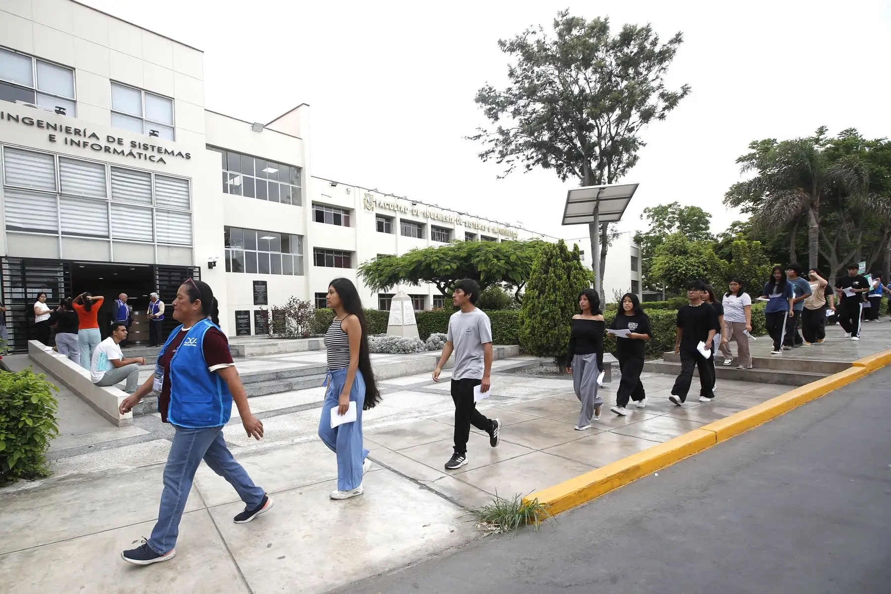 Universidad Nacional Mayor de San Marcos  realiza un simulacro presencial con miras al examen de admisión 2026 -II, con el objetivo de  permitir a los postulantes evaluar su nivel académico, identificar fortalezas y debilidades, y se familiaricen con la logística de la prueba oficial.
Foto: ANDINA/Eddy Ramos