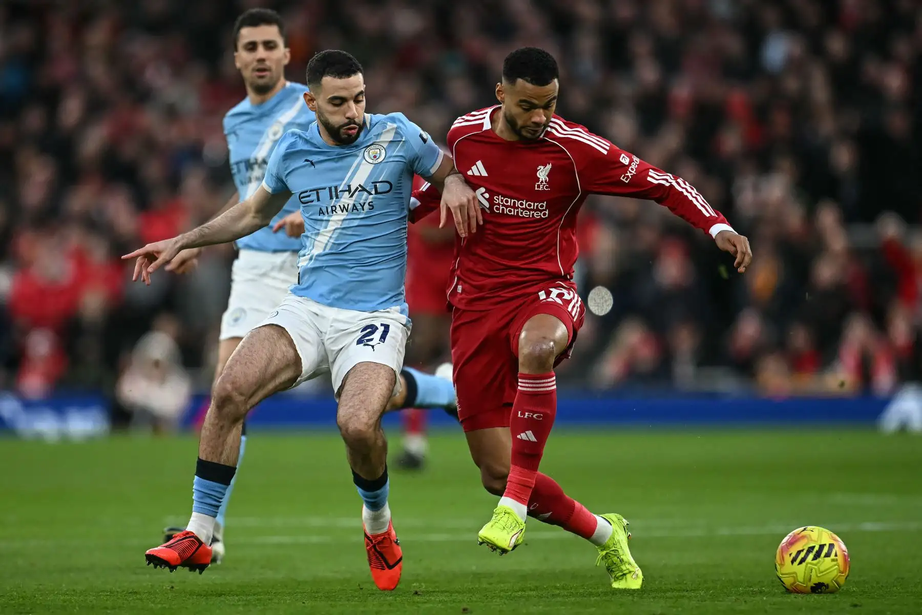 El defensa argelino del Manchester City, Rayan Ait-Nouri , desafía al delantero holandés  del Liverpool, Cody Gakpo , durante el partido de la Premier League inglesa entre el Liverpool y el Manchester City en Anfield, en Liverpool, al noroeste de Inglaterra.
Foto: AFP