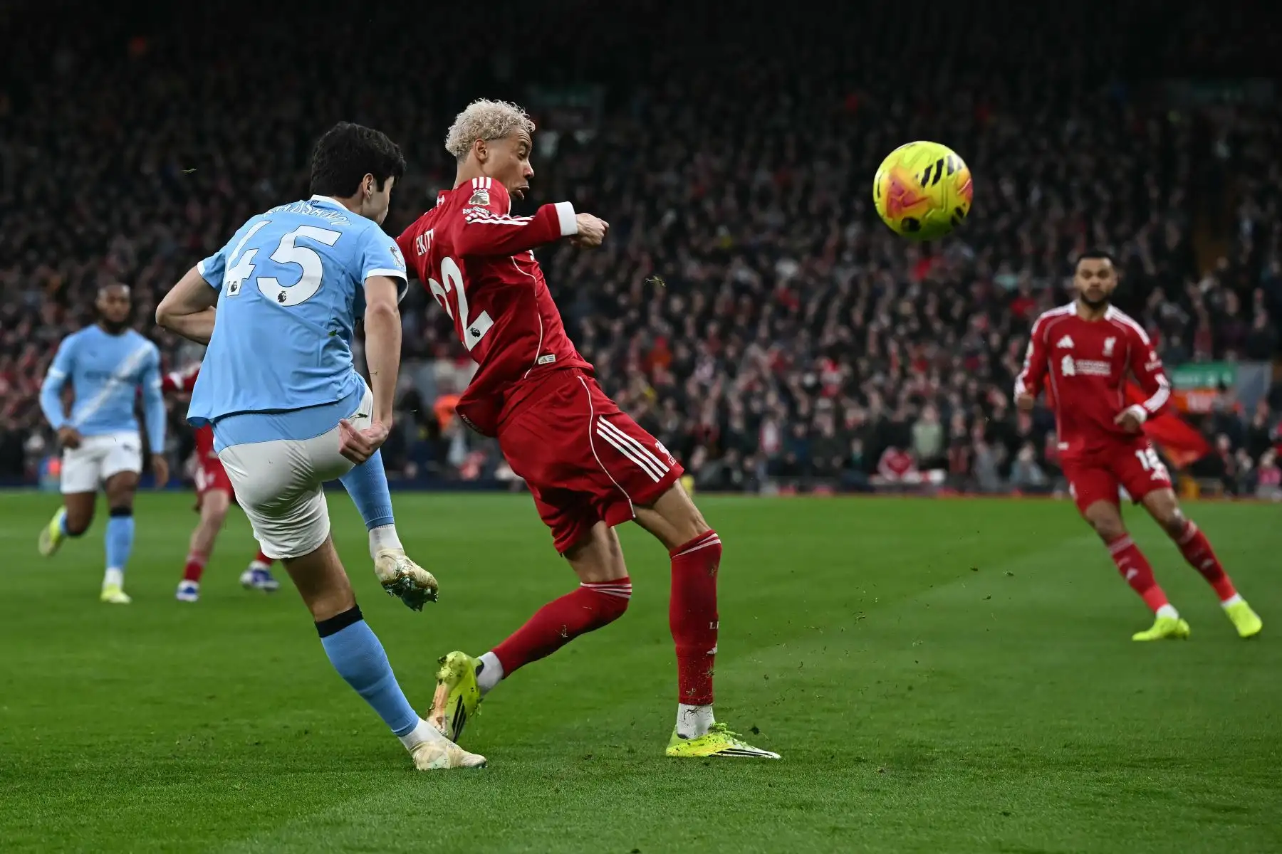 El delantero francés del Liverpool, Hugo Ekitike , bloquea al defensor uzbeko  del Manchester City, Abdukodir Khusanov , durante el partido de la Premier League inglesa entre el Liverpool y el Manchester City en Anfield, en Liverpool, al noroeste de Inglaterra.
Foto: AFP