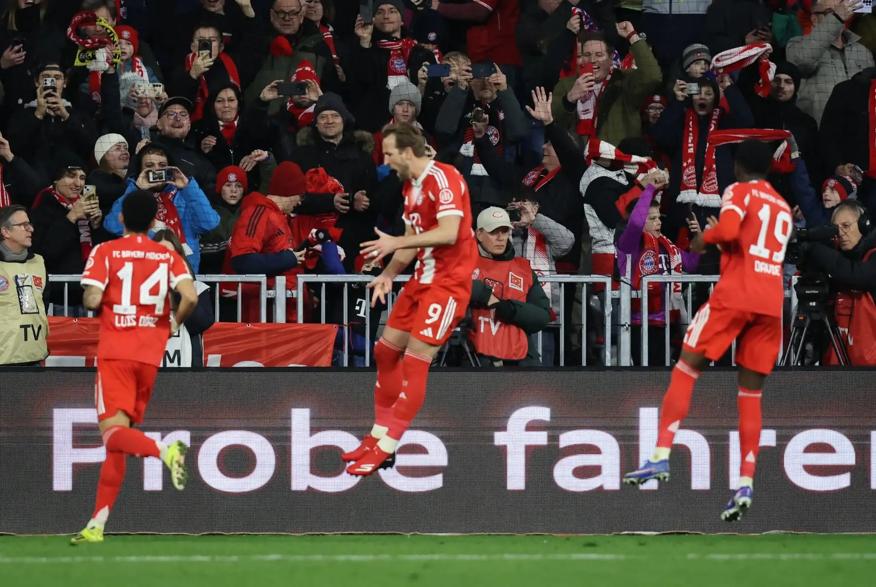 El delantero inglés  del Bayern Munich, Harry Kane , celebra el primer gol de su equipo durante el partido de fútbol de la primera división alemana, la Bundesliga, entre el FC Bayern Munich y el TSG 1899 Hoffenheim en Munich, sur de Alemania.
Foto: AFP