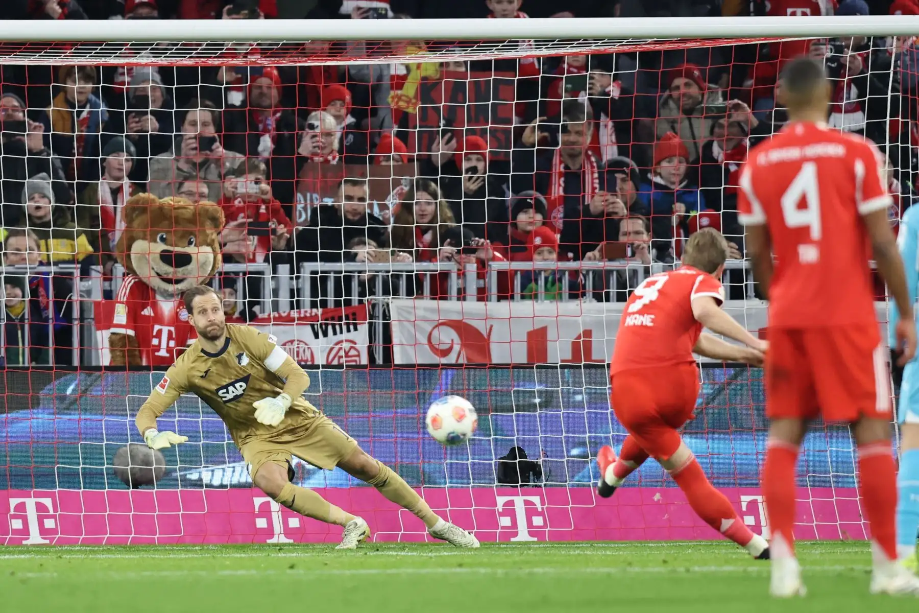 El delantero inglés del Bayern Munich, Harry Kane, marca un penalti durante el partido de fútbol de la primera división alemana, la Bundesliga, entre el FC Bayern Munich y el TSG 1899 Hoffenheim en Munich, sur de Alemania.
Foto: AFP