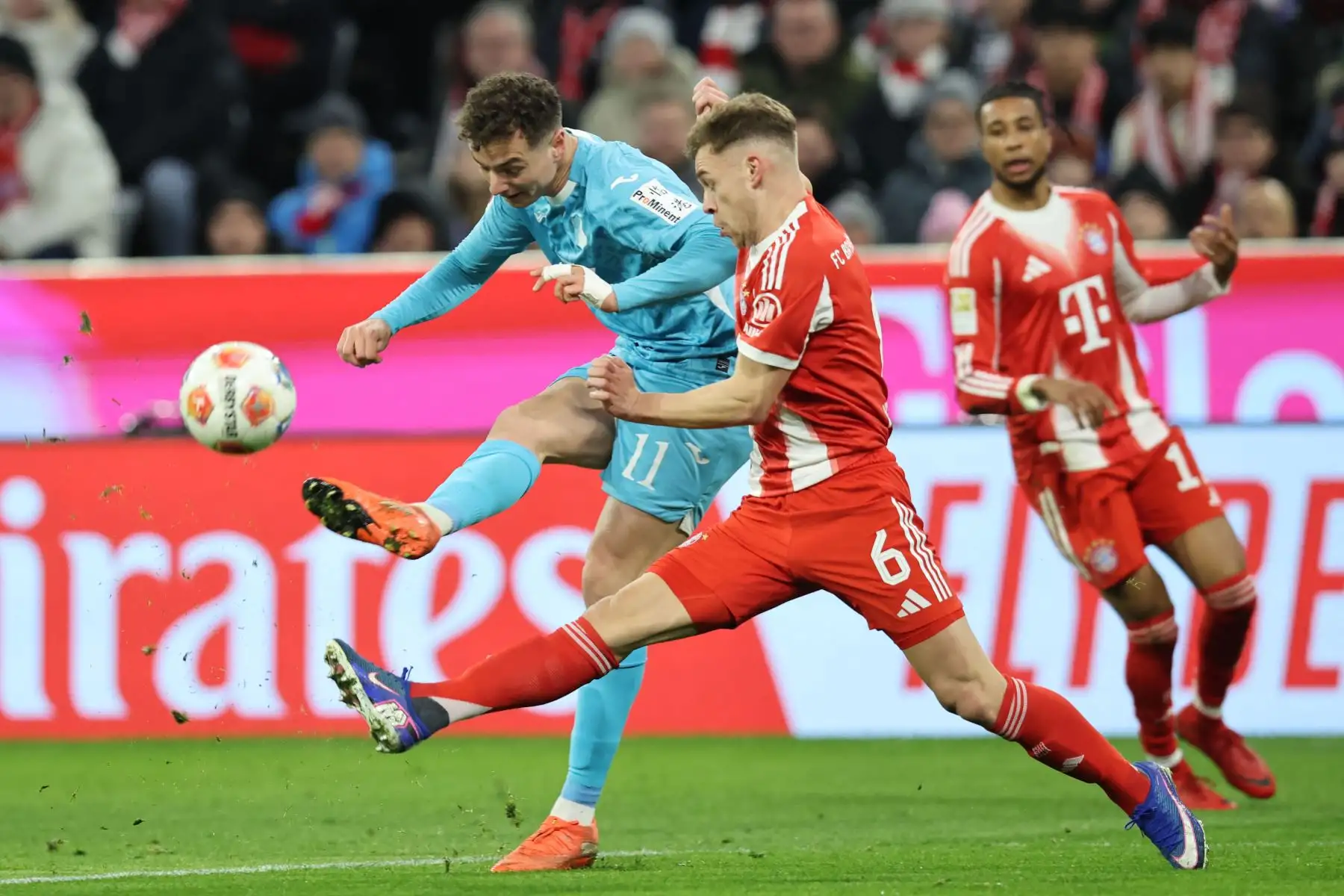 El delantero alemán del Hoffenheim, Fisnik Asllani , y el centrocampista alemán  del Bayern Munich, Joshua Kimmich, compiten por el balón durante el partido de fútbol de la primera división alemana, la Bundesliga, entre el FC Bayern Munich y el TSG 1899 Hoffenheim en Munich, sur de Alemania.
Foto: AFP