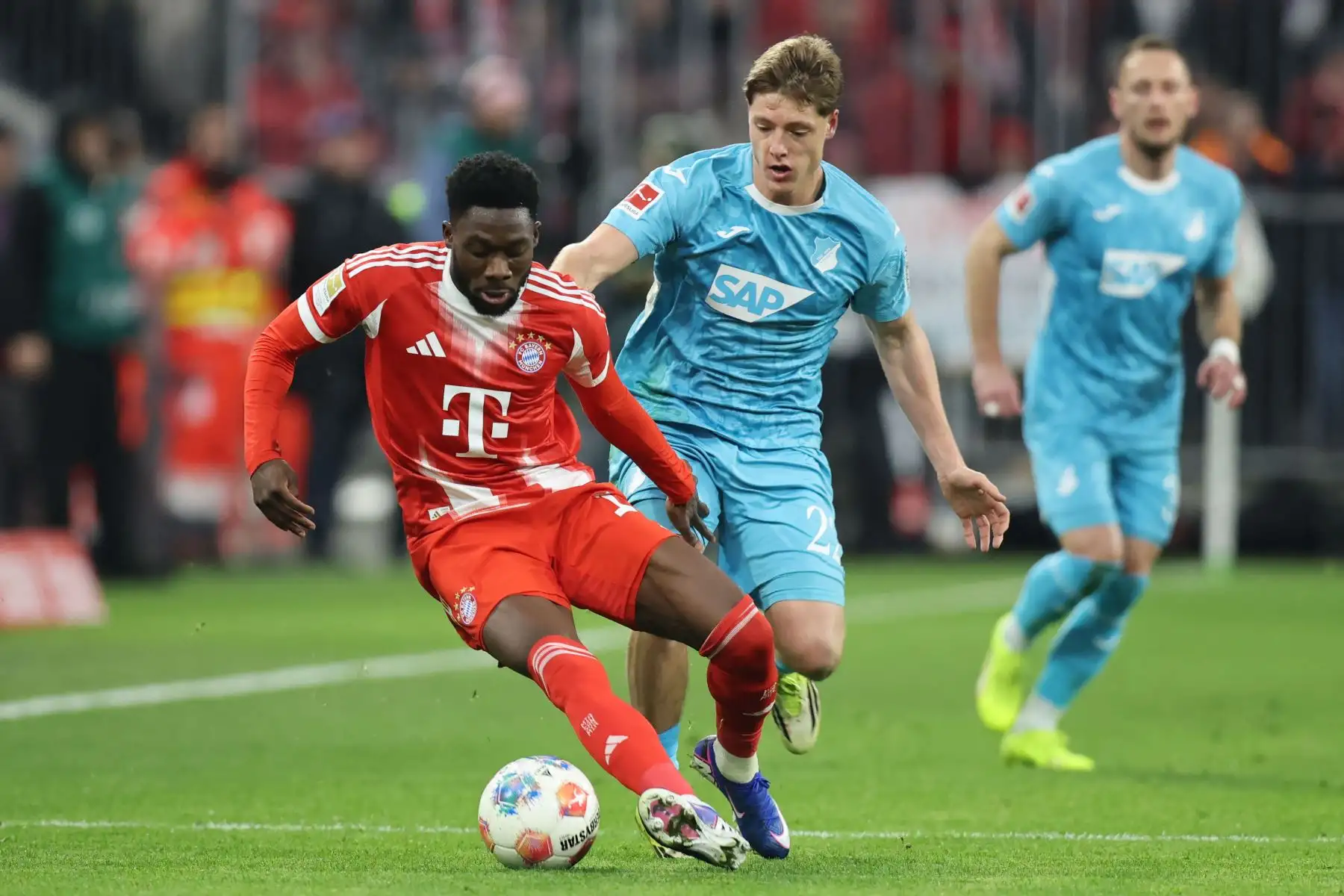 El defensa canadiense del Bayern Múnich, Alphonso Davies , y el centrocampista austríaco del Hoffenheim, Alexander Prass, compiten por el balón durante el partido de fútbol de la primera división alemana, la Bundesliga, entre el FC Bayern Múnich y el TSG 1899 Hoffenheim en Múnich, sur de Alemania.
Foto: AFP