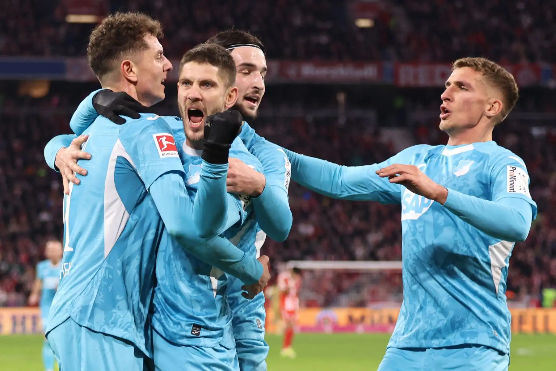 El delantero croata  del Hoffenheim, Andrej Kramaric, celebra con sus compañeros tras marcar el gol del empate durante el partido de la Bundesliga alemana entre el FC Bayern de Múnich y el TSG 1899 Hoffenheim en Múnich, sur de Alemania.
Foto: AFP
