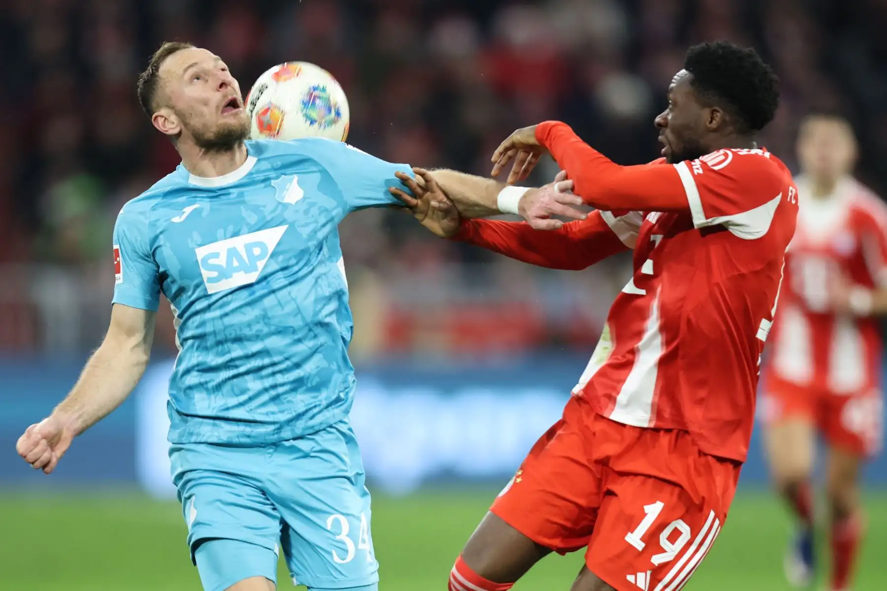 El centrocampista checo del Hoffenheim, Vladimir Coufal  y el defensor canadiense del Bayern Munich, Alphonso Davies, compiten por el balón durante el partido de fútbol de la primera división alemana, la Bundesliga, entre el FC Bayern Munich y el TSG 1899 Hoffenheim en Munich, sur de Alemania.
Foto: AFP