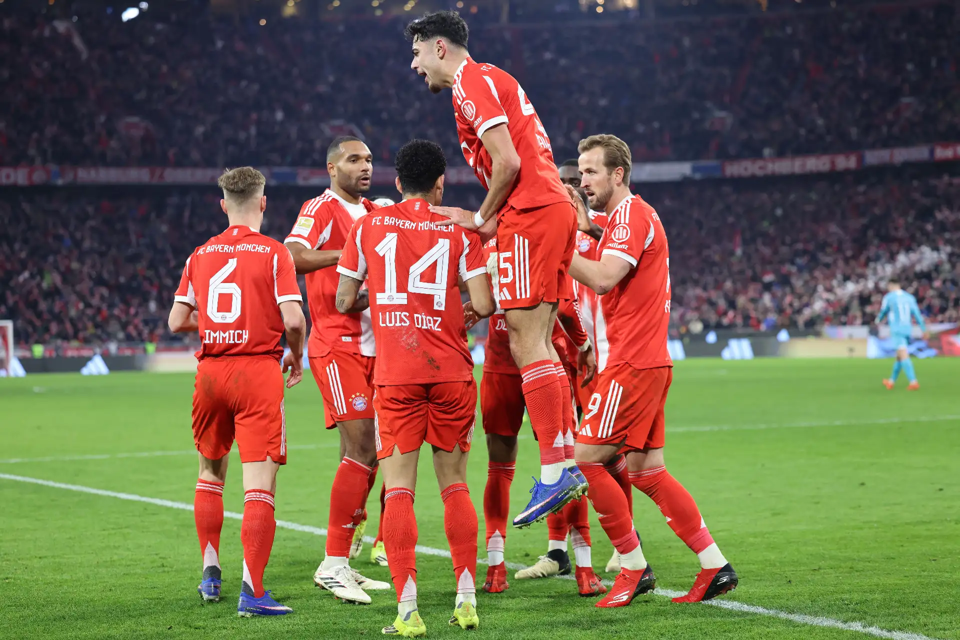 El delantero colombiano del Bayern Munich, Luis Díaz, celebra con sus compañeros el 4-1 durante el partido de fútbol de la primera división alemana, la Bundesliga, entre el FC Bayern Munich y el TSG 1899 Hoffenheim en Munich, sur de Alemania.
Foto: AFP