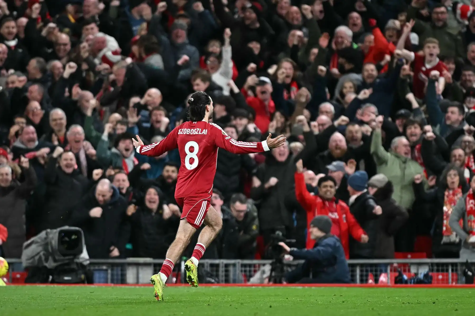 El centrocampista húngaro del Liverpool, Dominik Szoboszlai, celebra después de marcar el primer gol de su equipo durante el partido de fútbol de la Premier League inglesa entre Liverpool y Manchester City en Anfield en Liverpool, noroeste de Inglaterra.
Foto: AFP