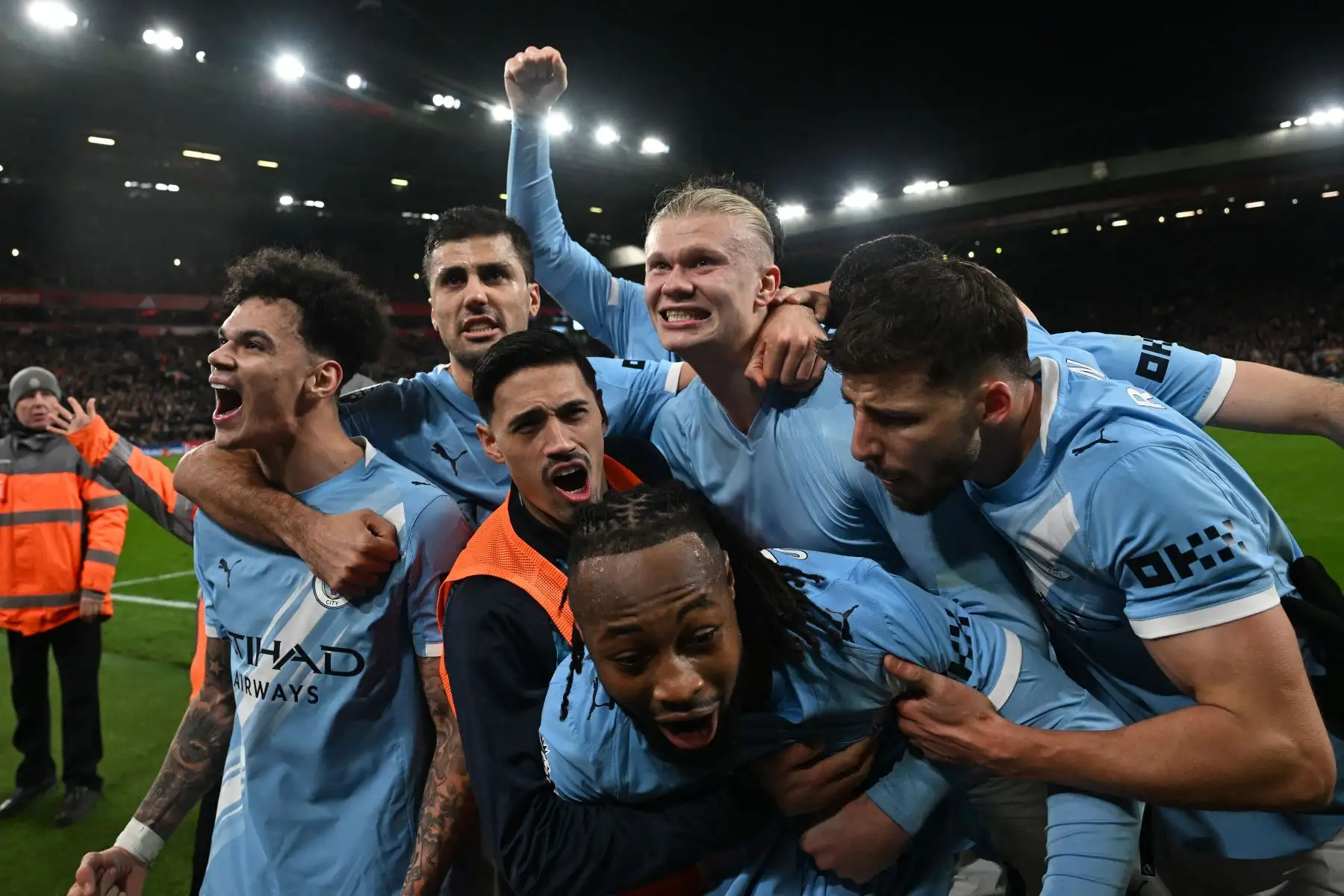 Los compañeros de equipo celebran después de que el delantero noruego #09 del Manchester City, Erling Haaland , anotó el segundo gol de su equipo durante el partido de fútbol de la Premier League inglesa entre Liverpool y Manchester City en Anfield en Liverpool, noroeste de Inglaterra.
Foto: AFP