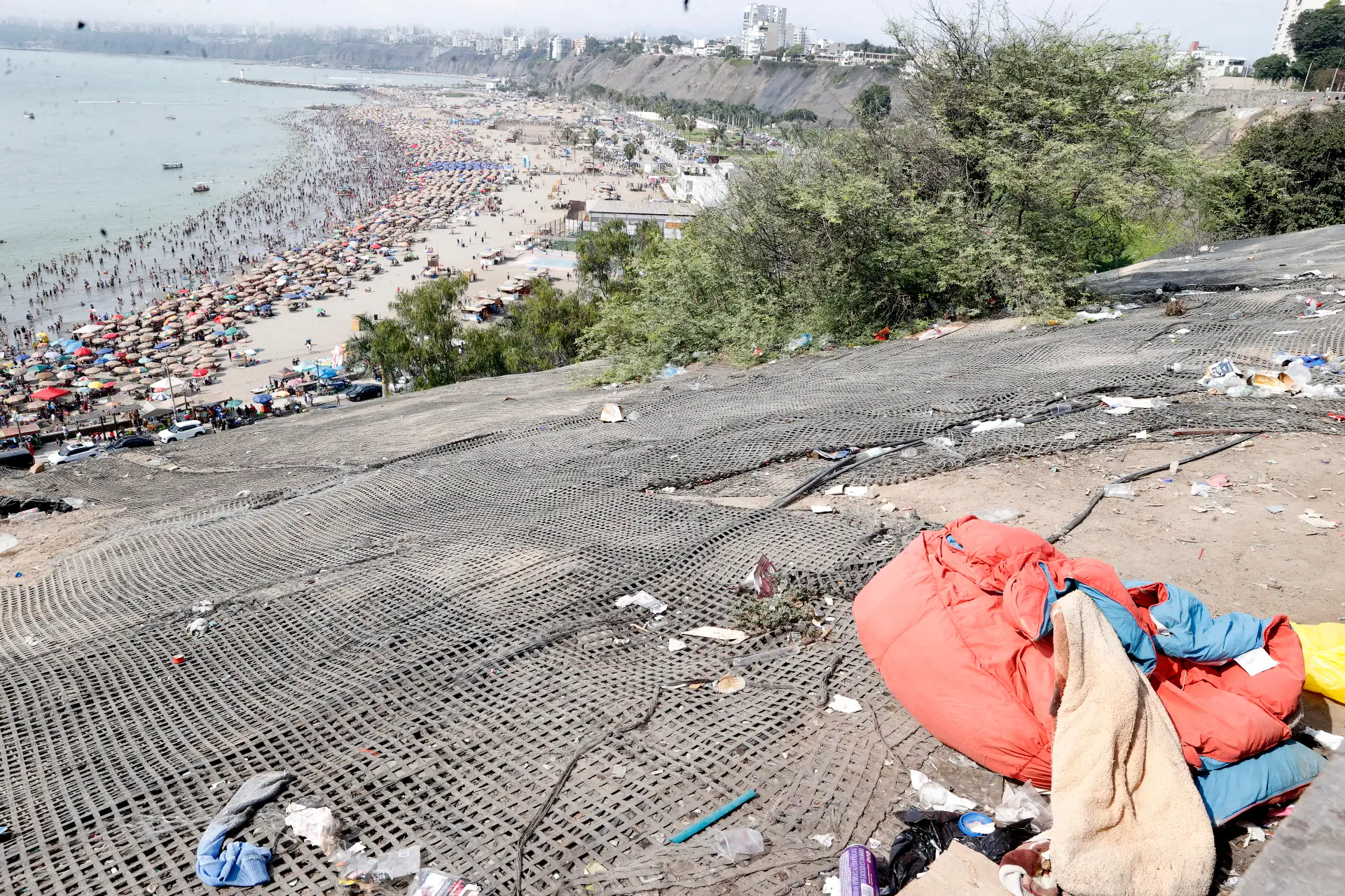 Acumulación de desechos abandonados por los bañistas, basura en la playa de agua dulce distrito de Chorrillos. Foto: ANDINA/Vidal Tarqui