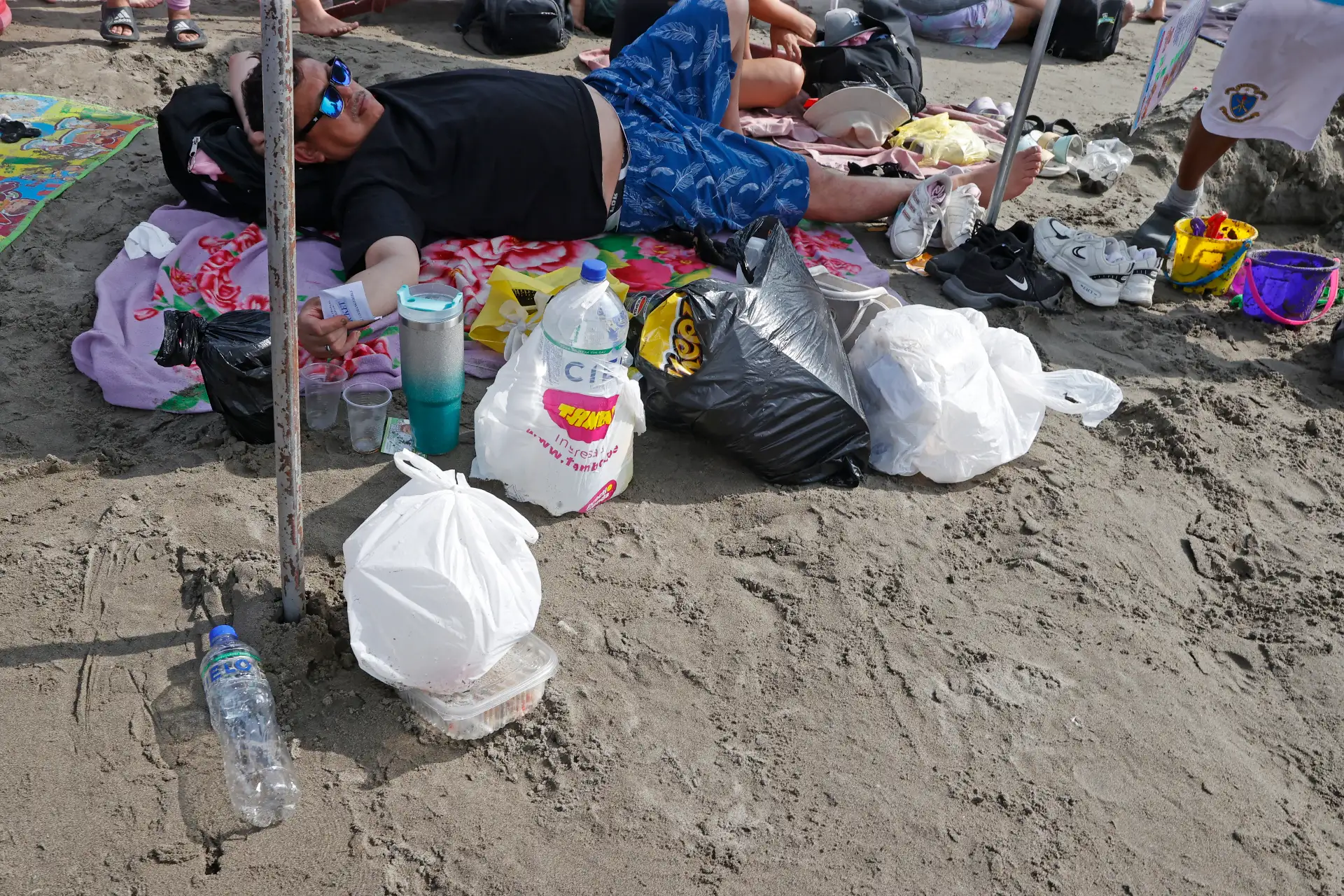 Acumulación de desechos abandonados por los bañistas, basura en la playa de agua dulce distrito de Chorrillos. Foto: ANDINA/Vidal Tarqui