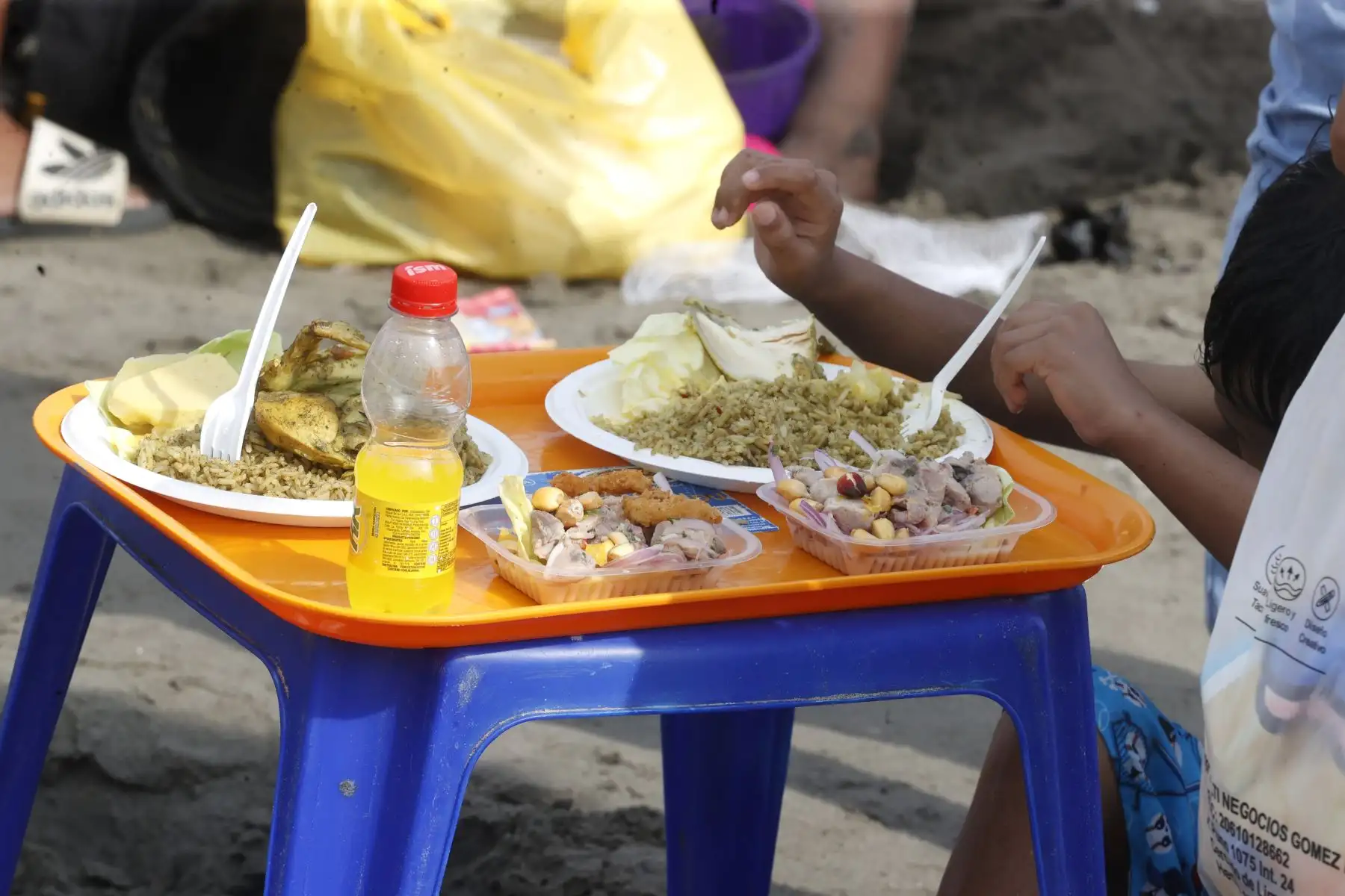 Acumulación de desechos abandonados por los bañistas, basura en la playa de agua dulce distrito de Chorrillos. Foto: ANDINA/Vidal Tarqui